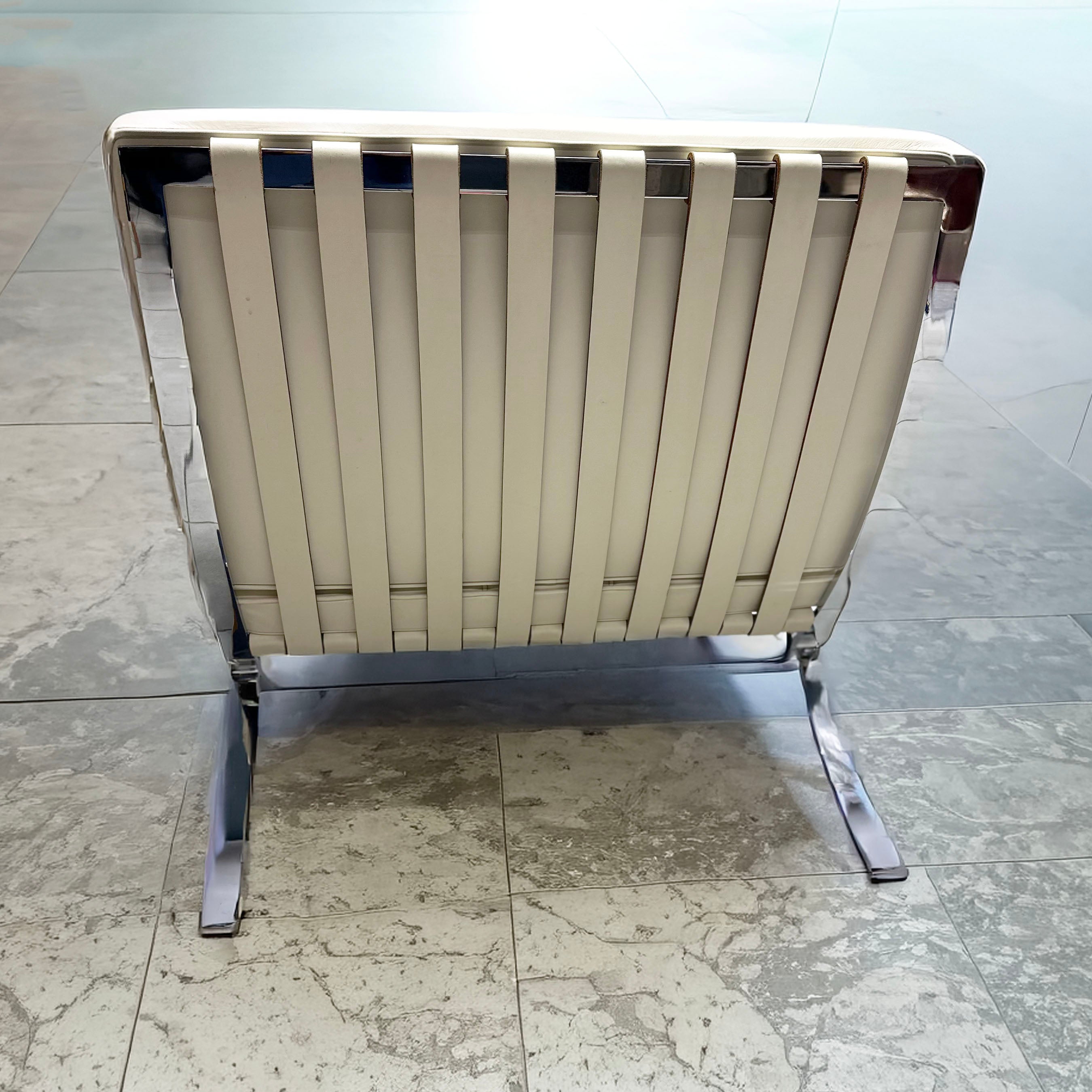 Set_of_Barcelona_Chair_and_Ottoman_by_Ludwig_Mies_van_der_Rohe_for_Knoll,_1929_Design,_Recent_Edition,_Germany