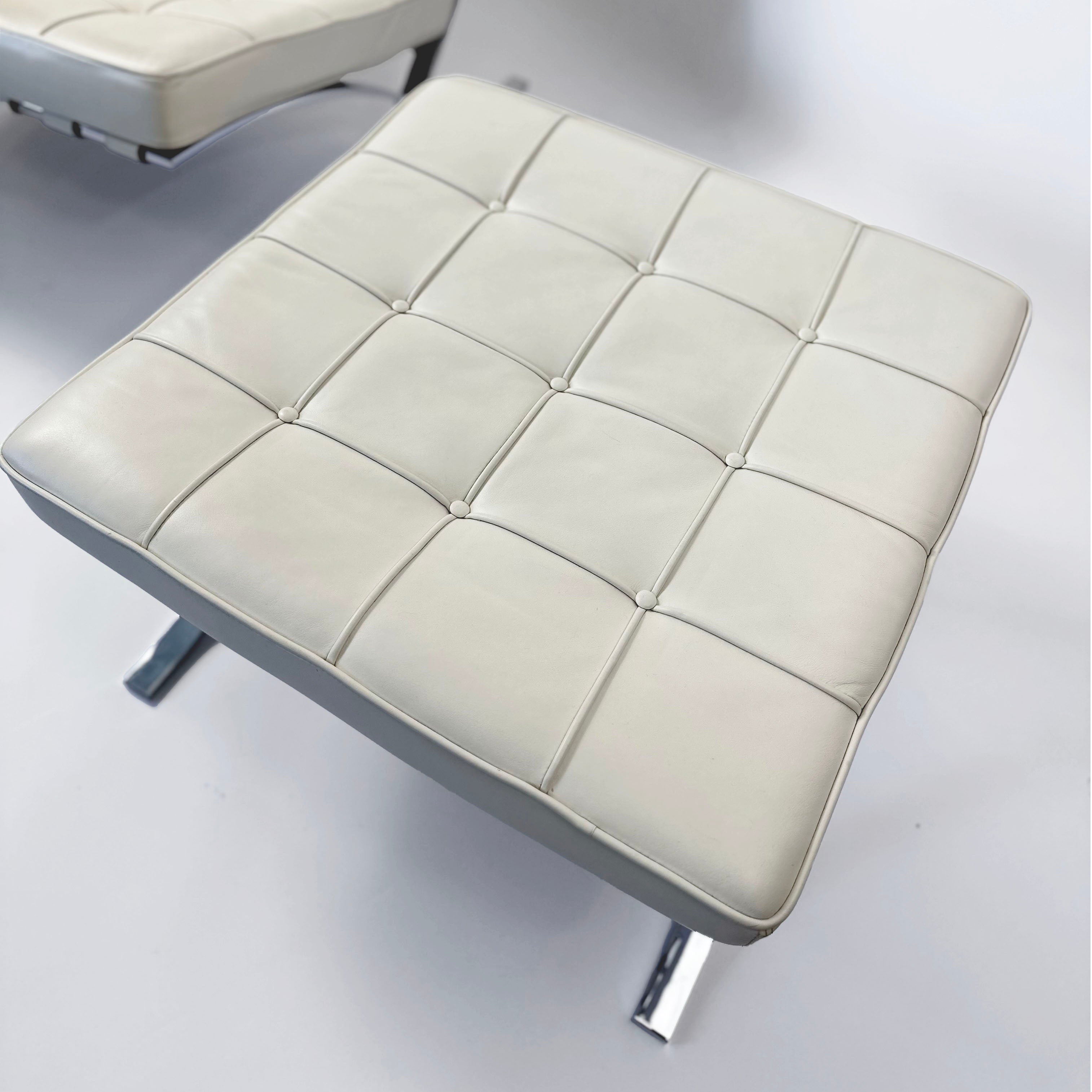 Set_of_Barcelona_Chair_and_Ottoman_by_Ludwig_Mies_van_der_Rohe_for_Knoll,_1929_Design,_Recent_Edition,_Germany