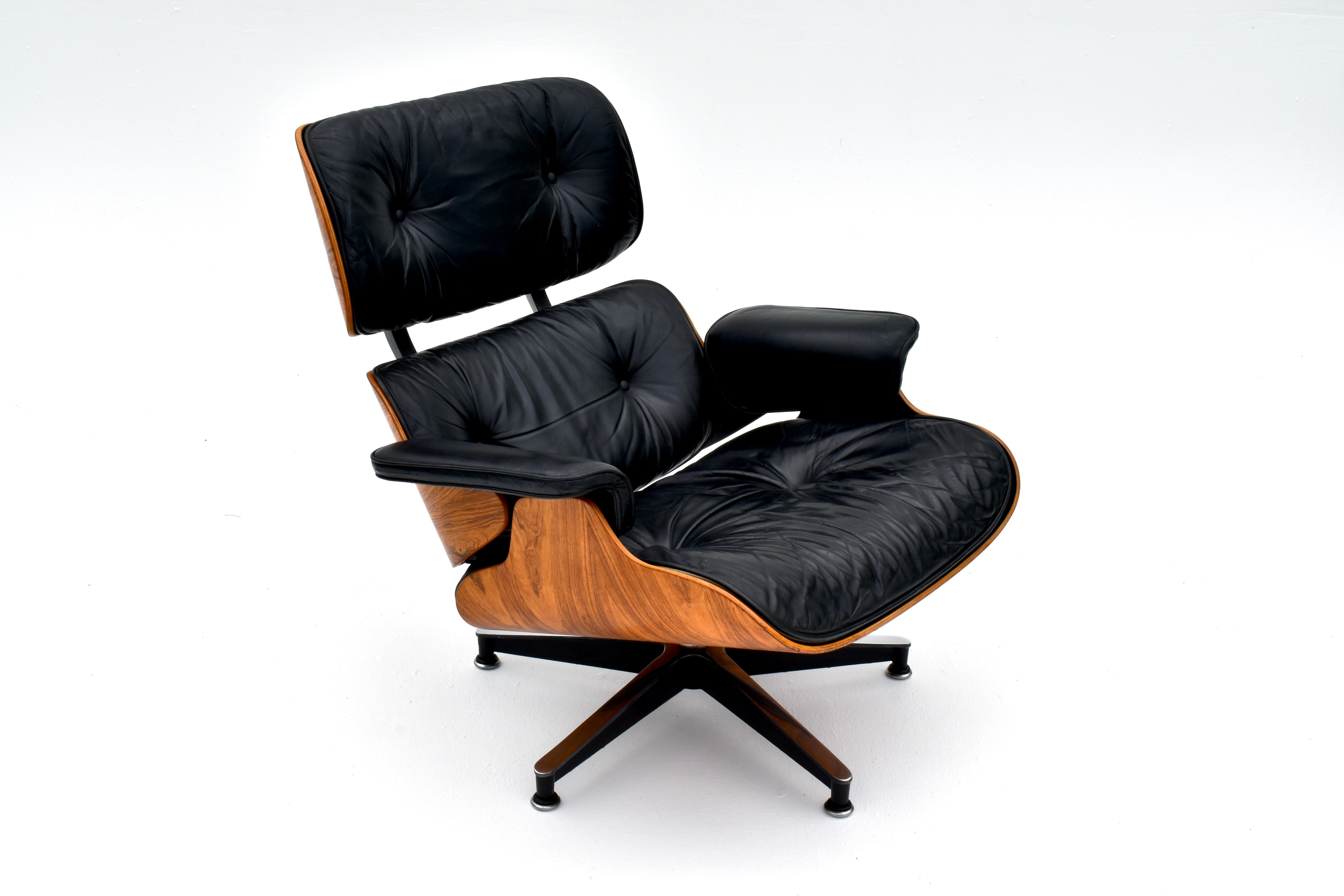 Original_Eames_Lounge_Chair_in_Brazilian_Rosewood_and_Black_Leather_by_Herman_Miller,_1960s