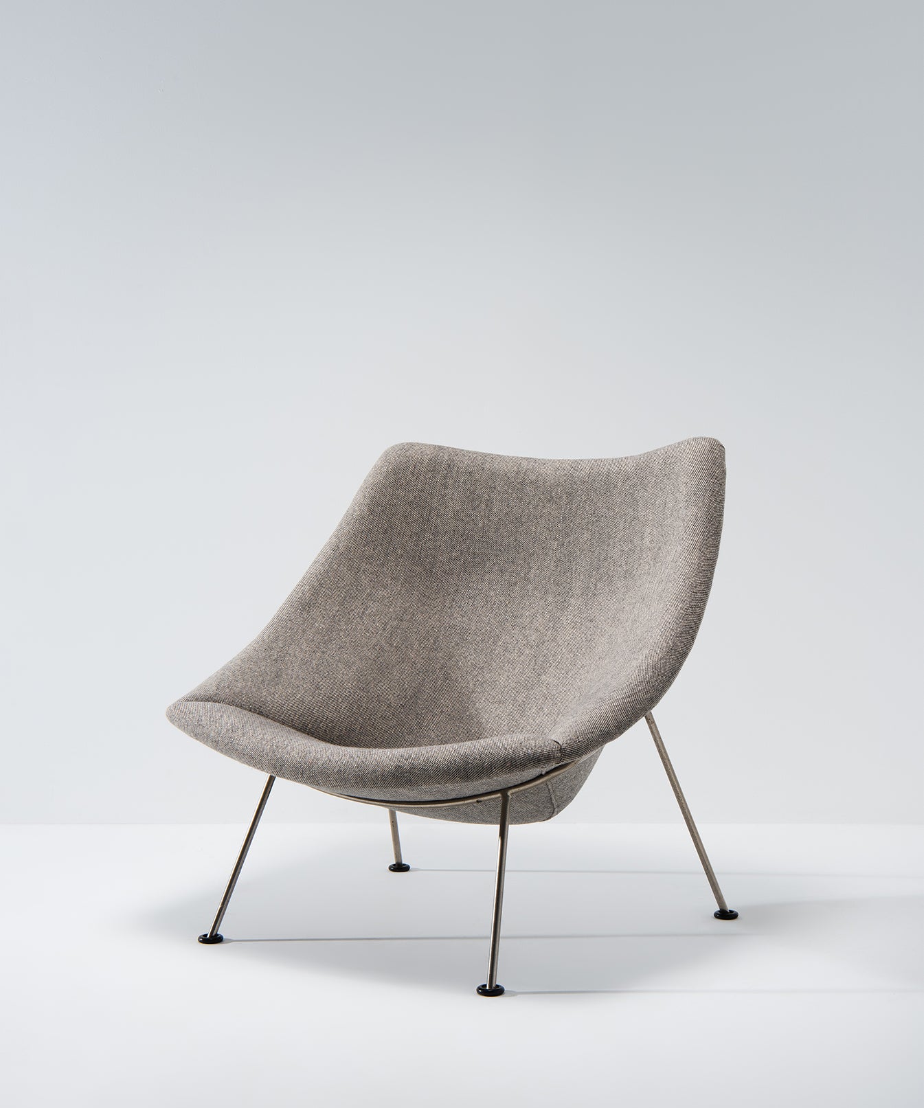 Set_of_Oyster_Lounge_Chair_F157_with_Ottoman_by_Pierre_Paulin_from_1959_Netherlands