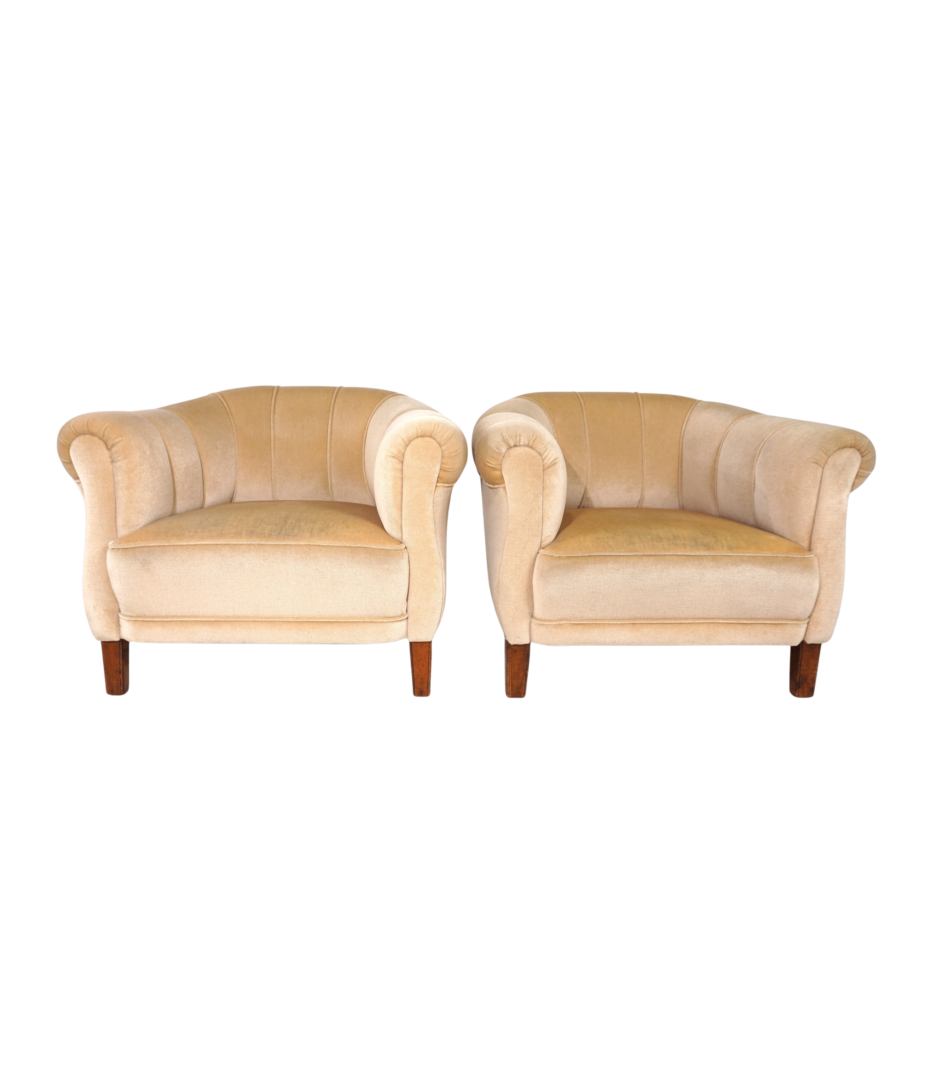 Pair_of_1930s_Art_Deco_Club_Chairs_in_Champagne_Mohair