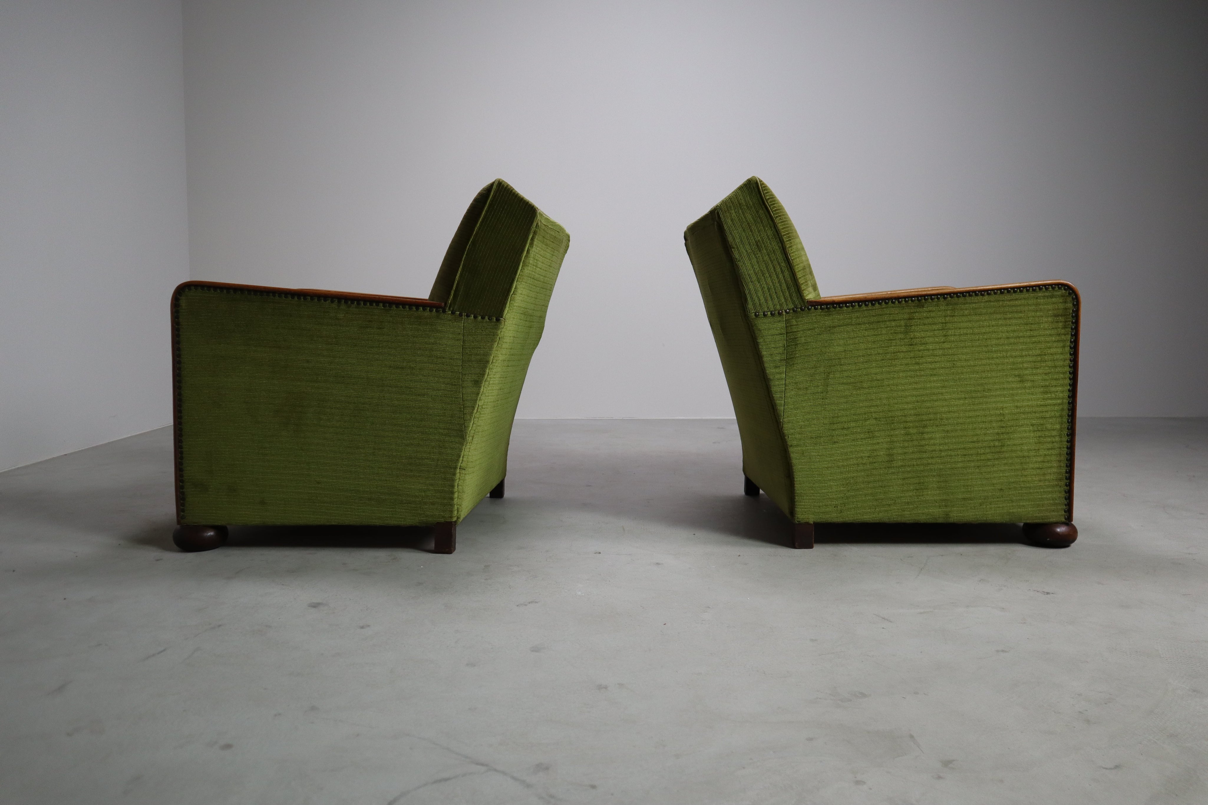 Set_of_2_Art_Deco_club_chairs,_circa_1930