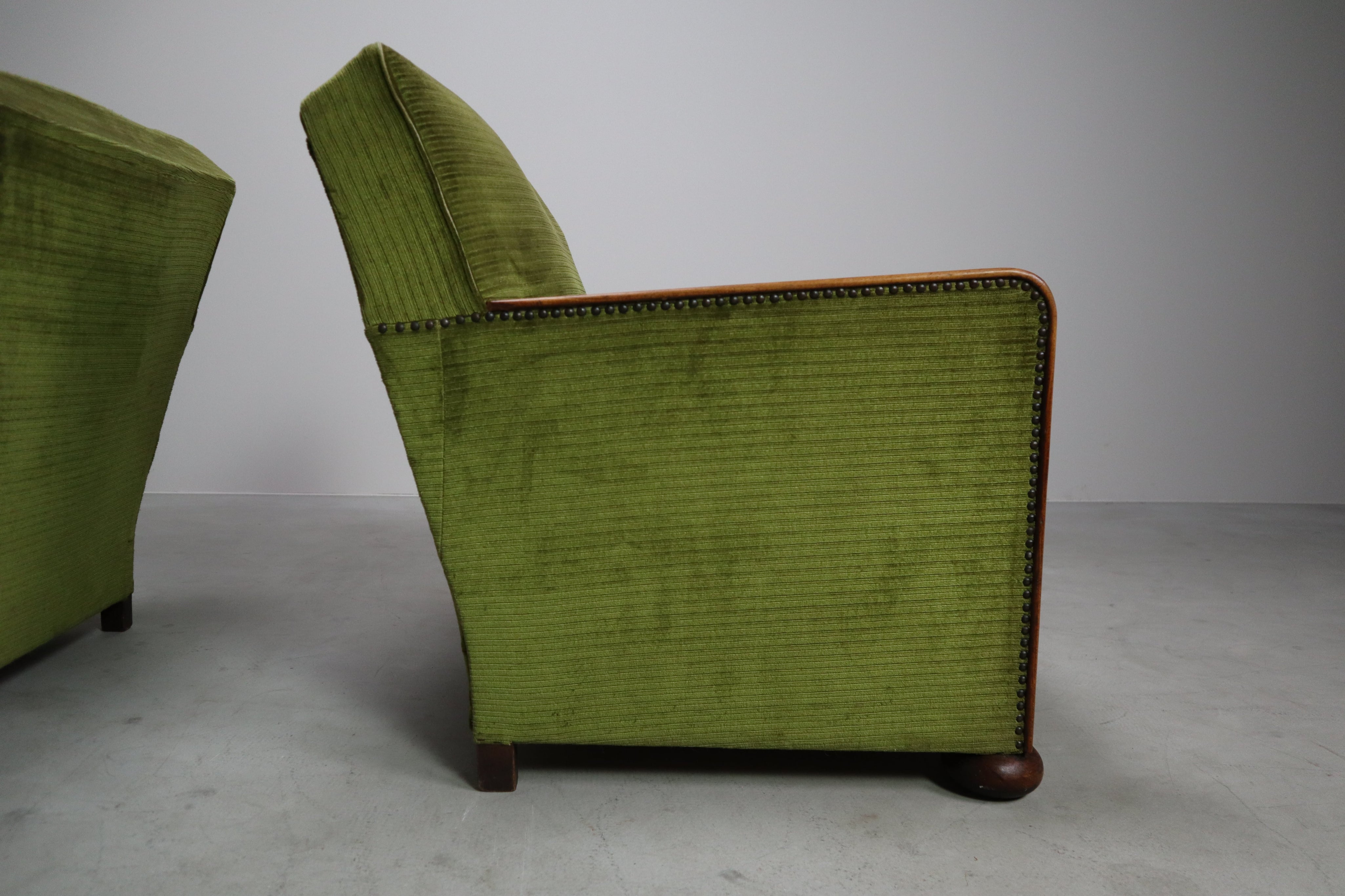 Set_of_2_Art_Deco_club_chairs,_circa_1930