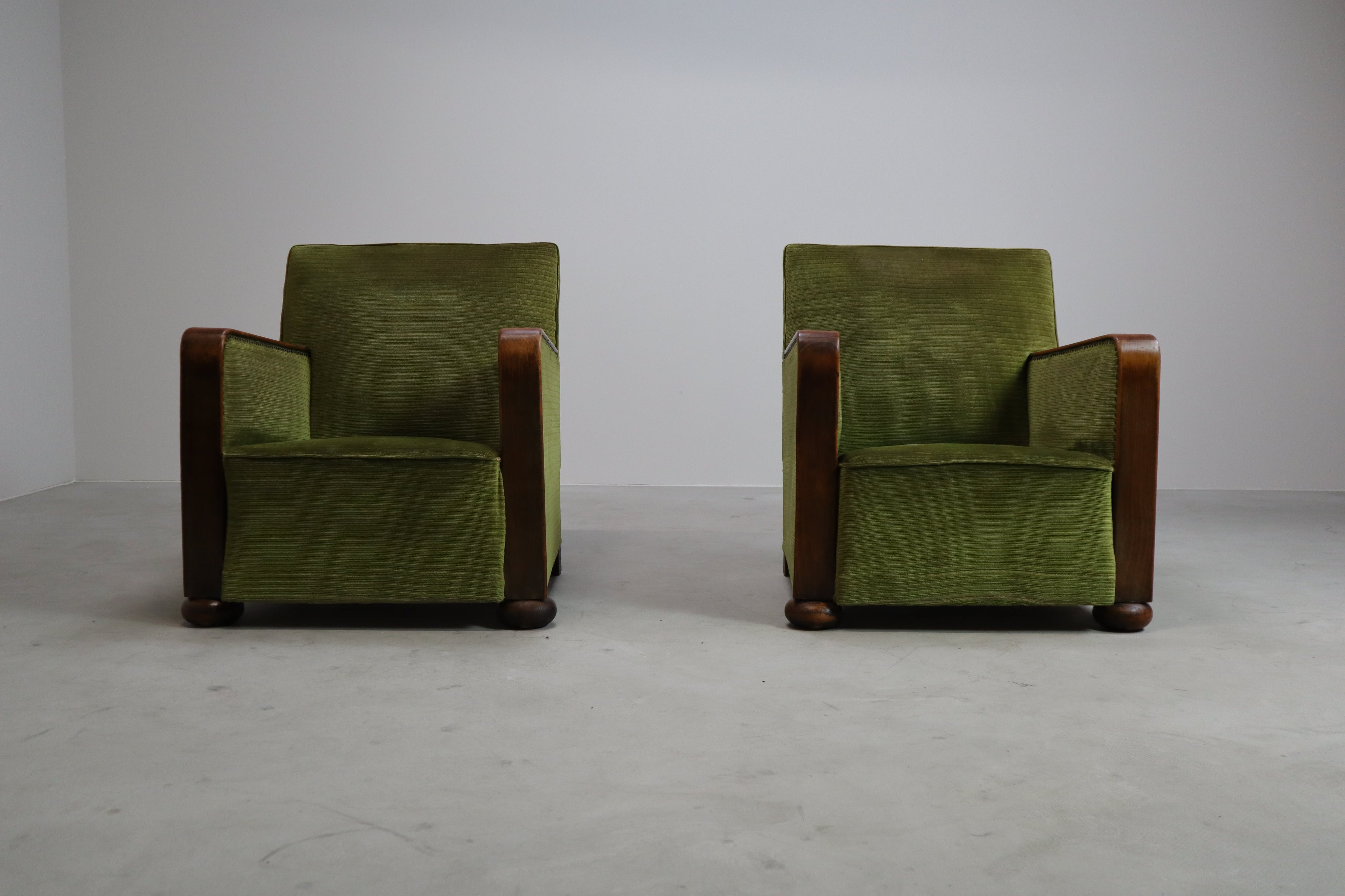 Pair_of_Art_Deco_club_chairs,_circa_1930