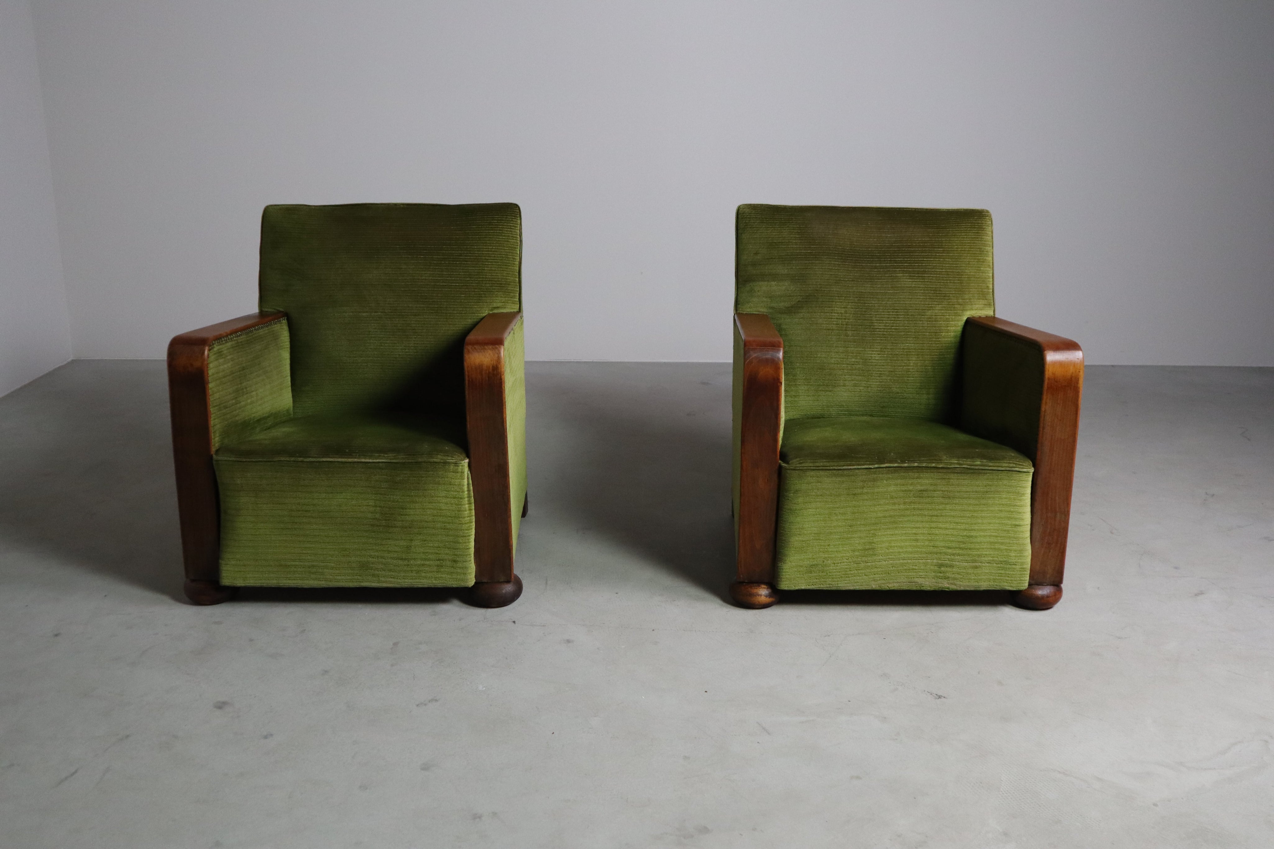 Set_of_2_Art_Deco_club_chairs,_circa_1930