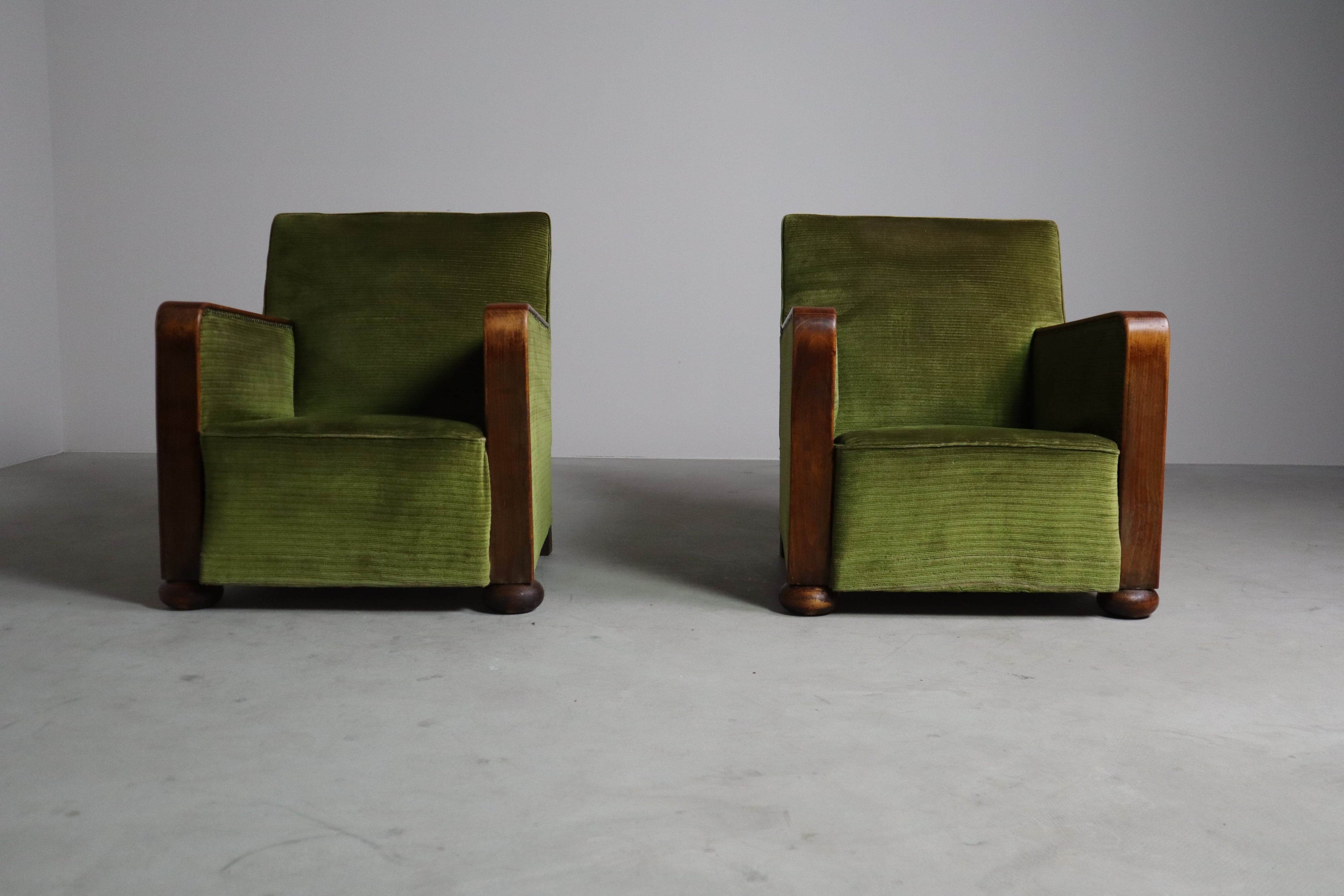 Set_of_2_Art_Deco_club_chairs,_circa_1930