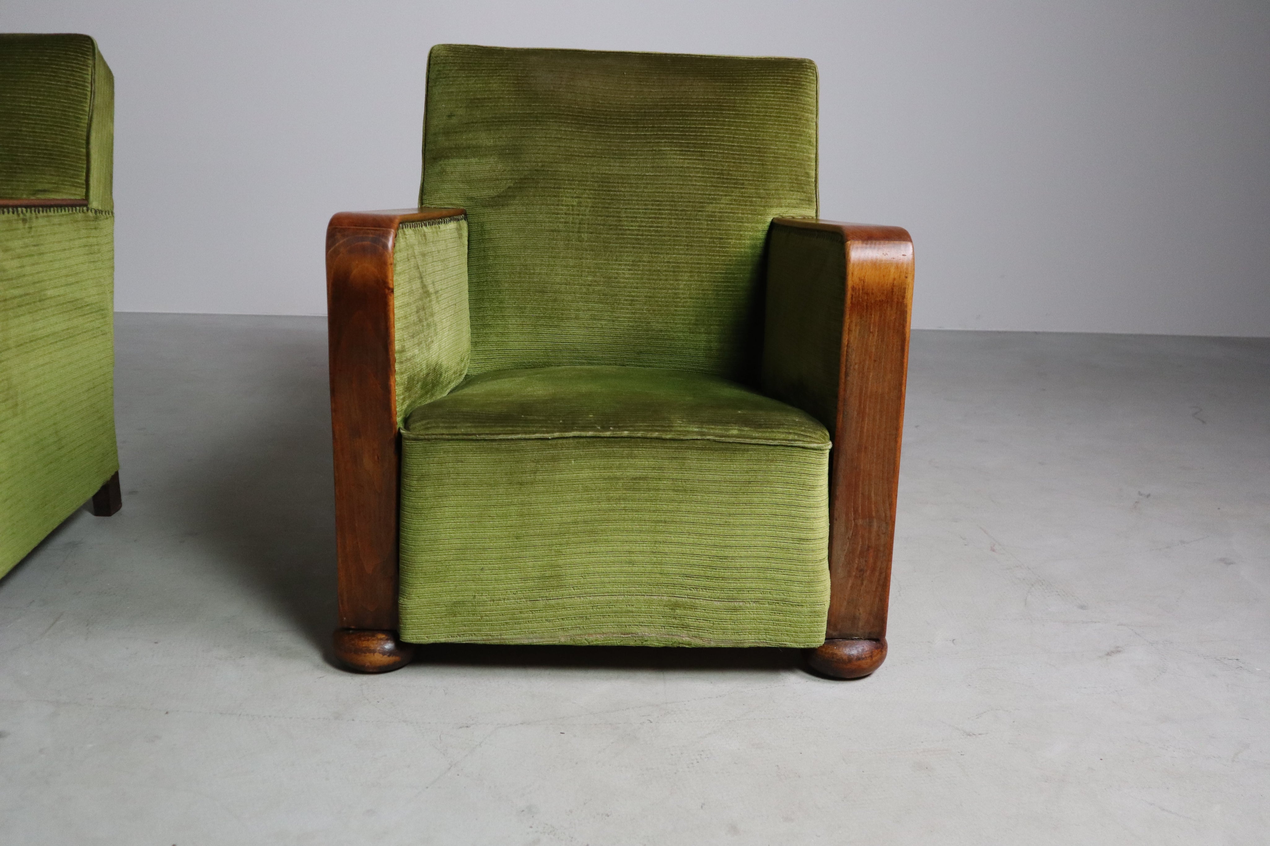 Set_of_2_Art_Deco_club_chairs,_circa_1930