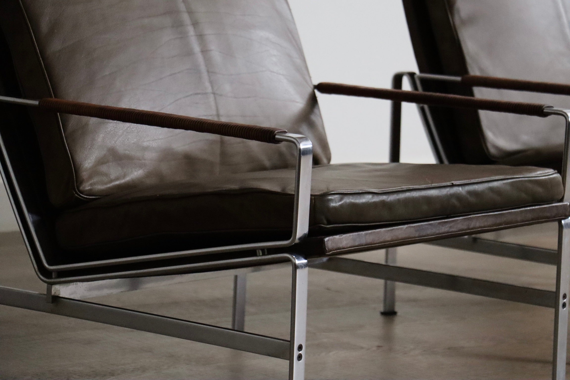 Set_of_2_FK6720_Lounge_chairs_by_Fabricius_&_Kastholm_for_Kill_International_1960s