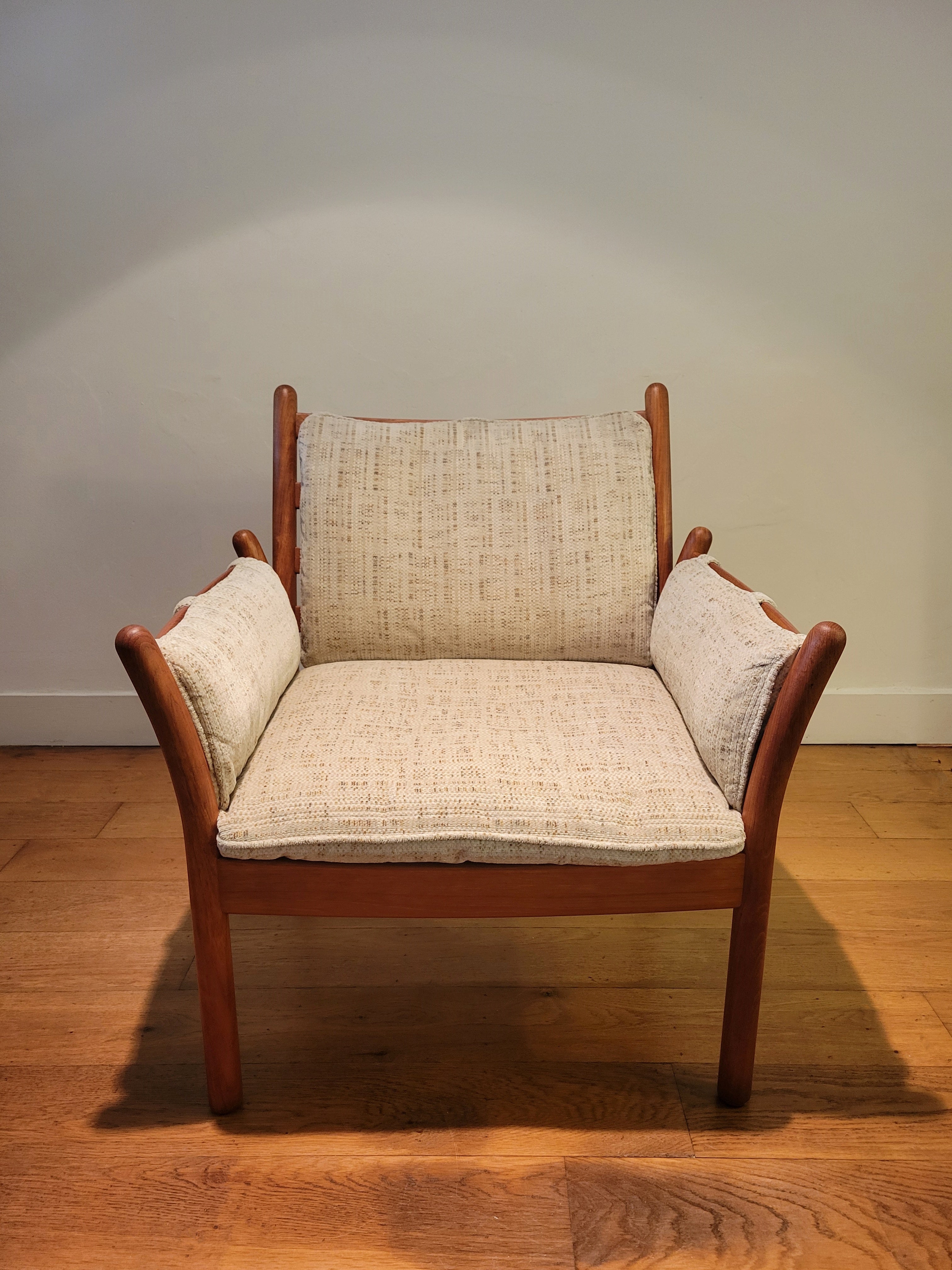 Set_of_2_Genius_easy_chairs_by_Illum_Wikkelsø_for_C.F.C._Silkeborg