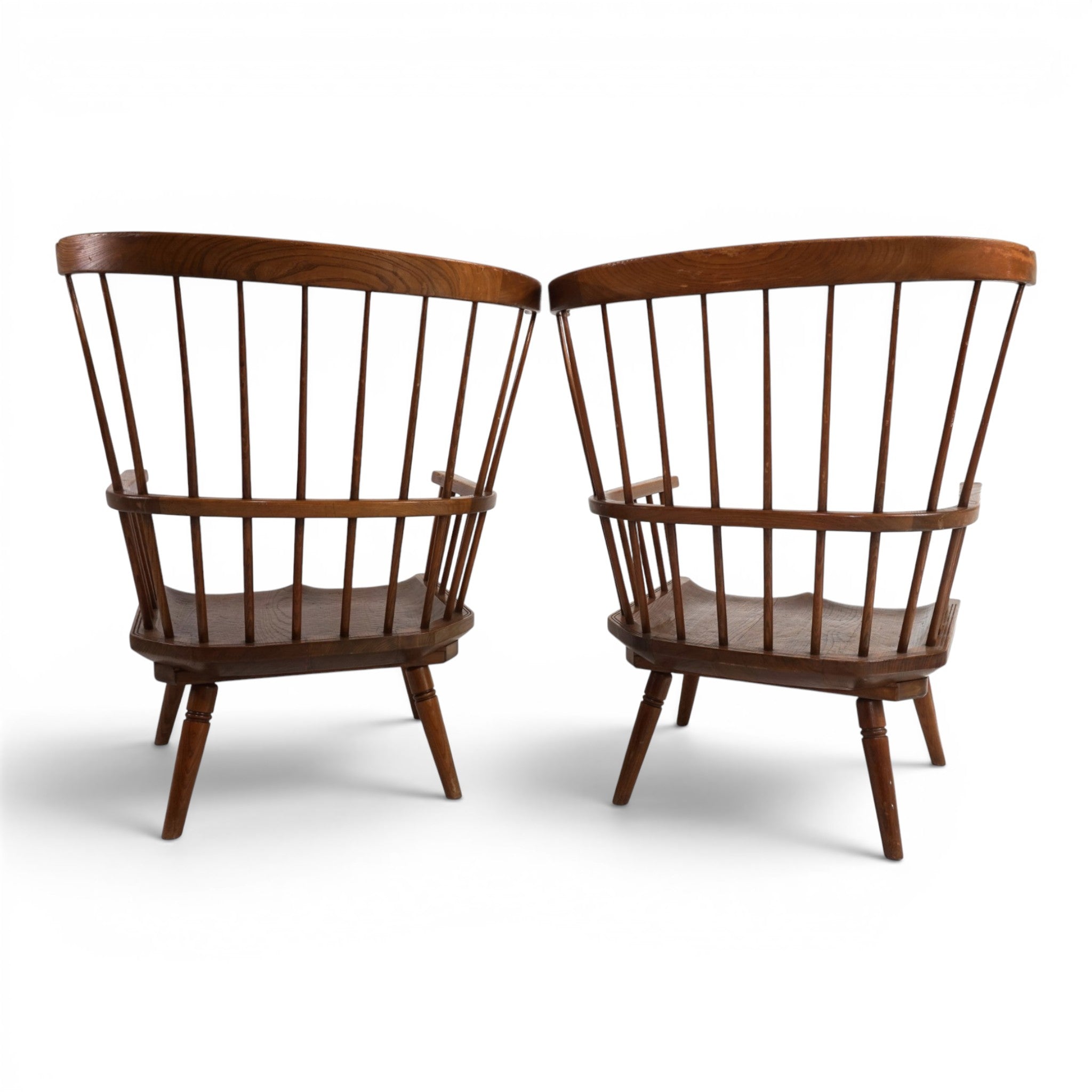 Set_of_2_Handcrafted_English_Windsor_Lounge_Chairs,_High_Wycombe,_1960s