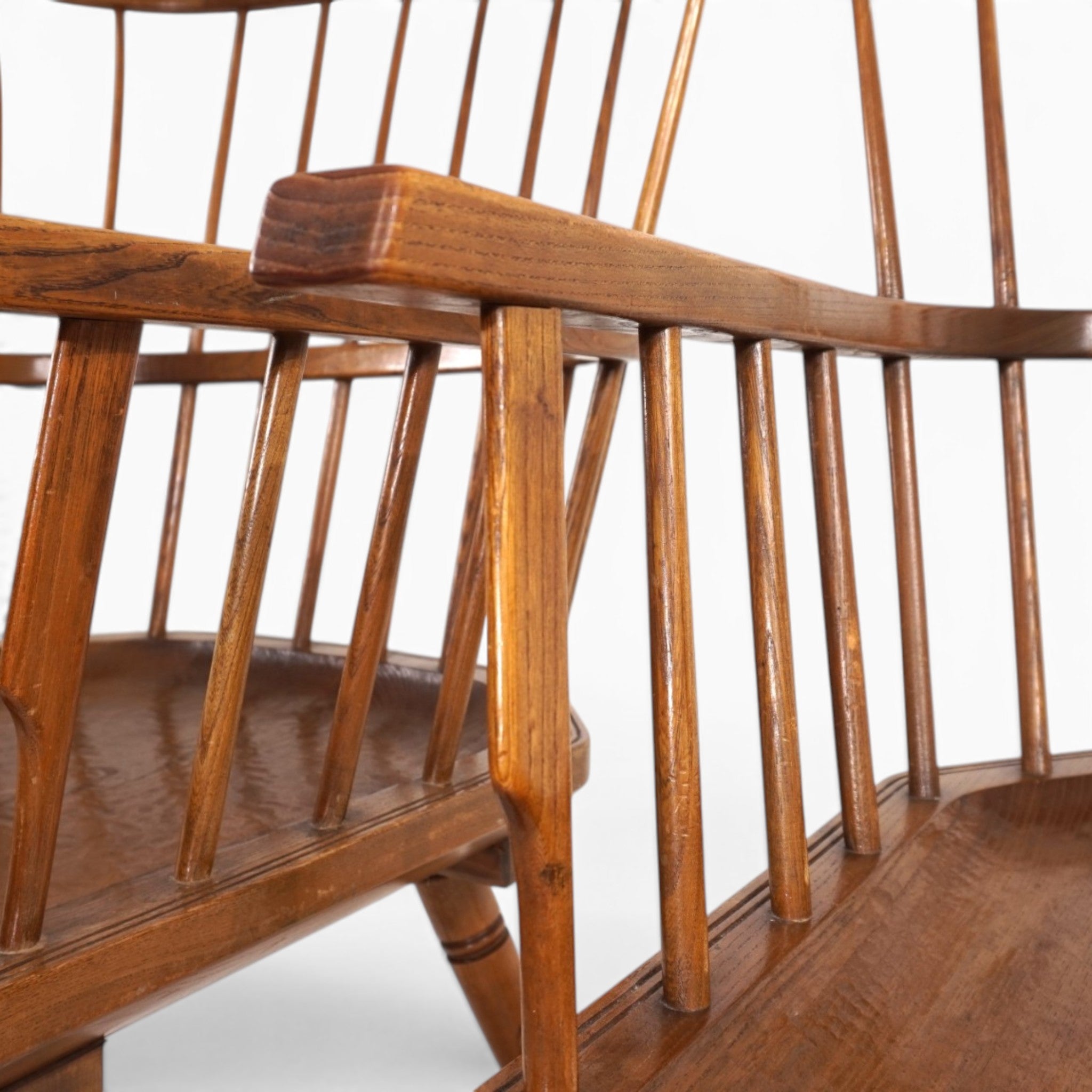 Set_of_2_Handcrafted_English_Windsor_Lounge_Chairs,_High_Wycombe,_1960s