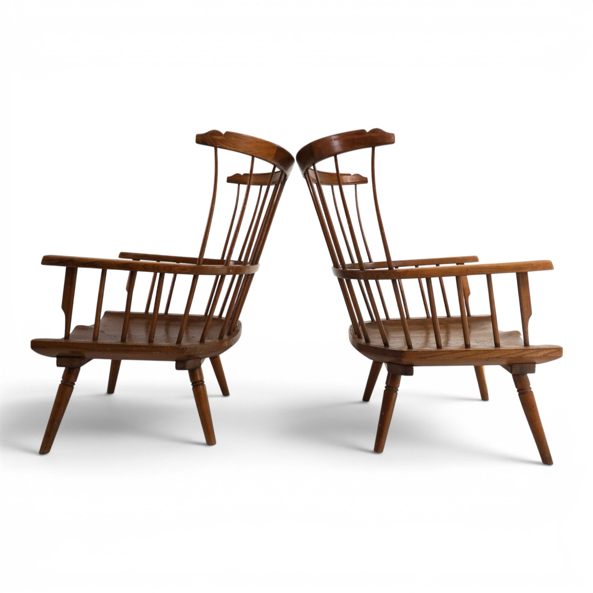 Set_of_2_Handcrafted_English_Windsor_Lounge_Chairs,_High_Wycombe,_1960s