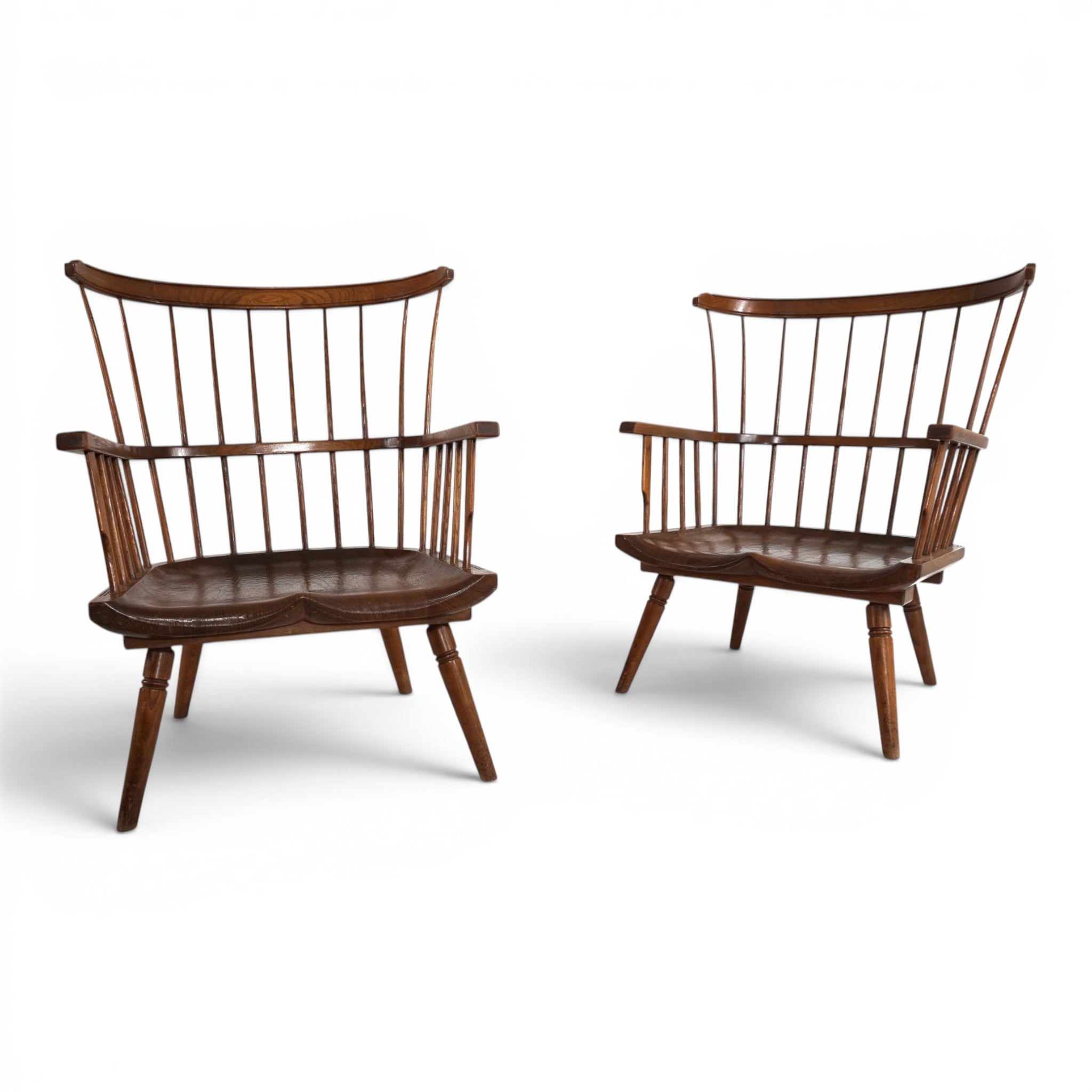 Set_of_2_Handcrafted_English_Windsor_Lounge_Chairs,_High_Wycombe,_1960s