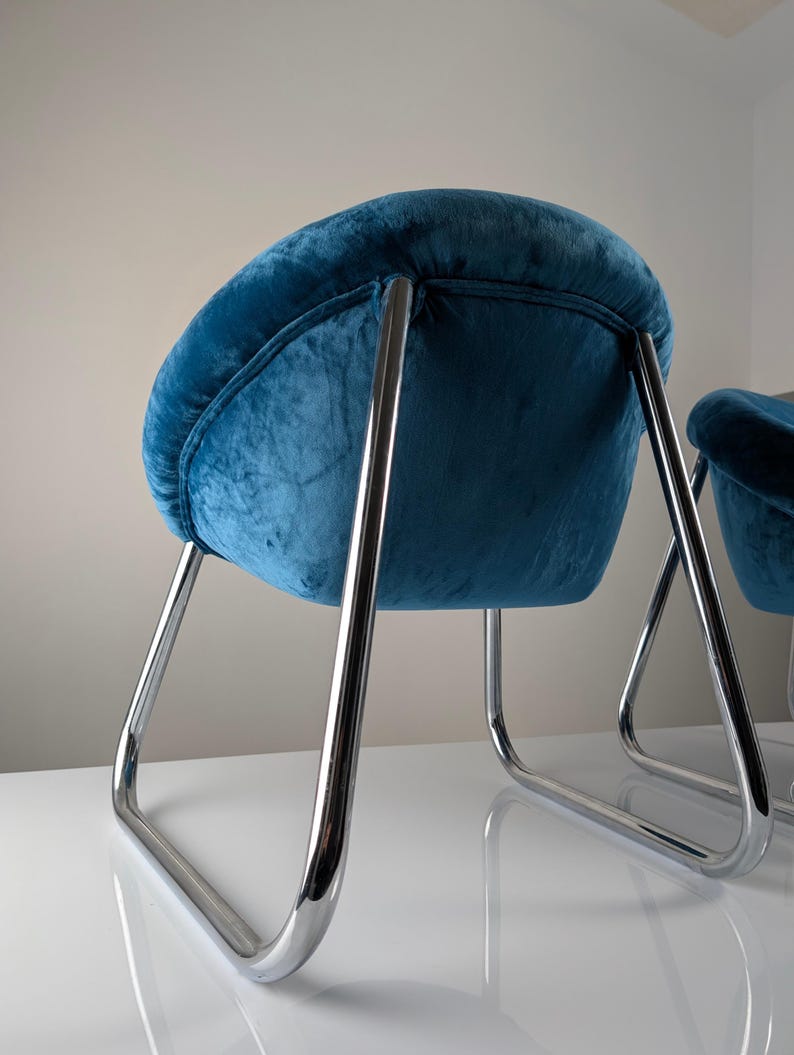 Set_of_2_Italian_Armchairs_in_Chromed_Metal_and_Blue_Velvet,_1970s