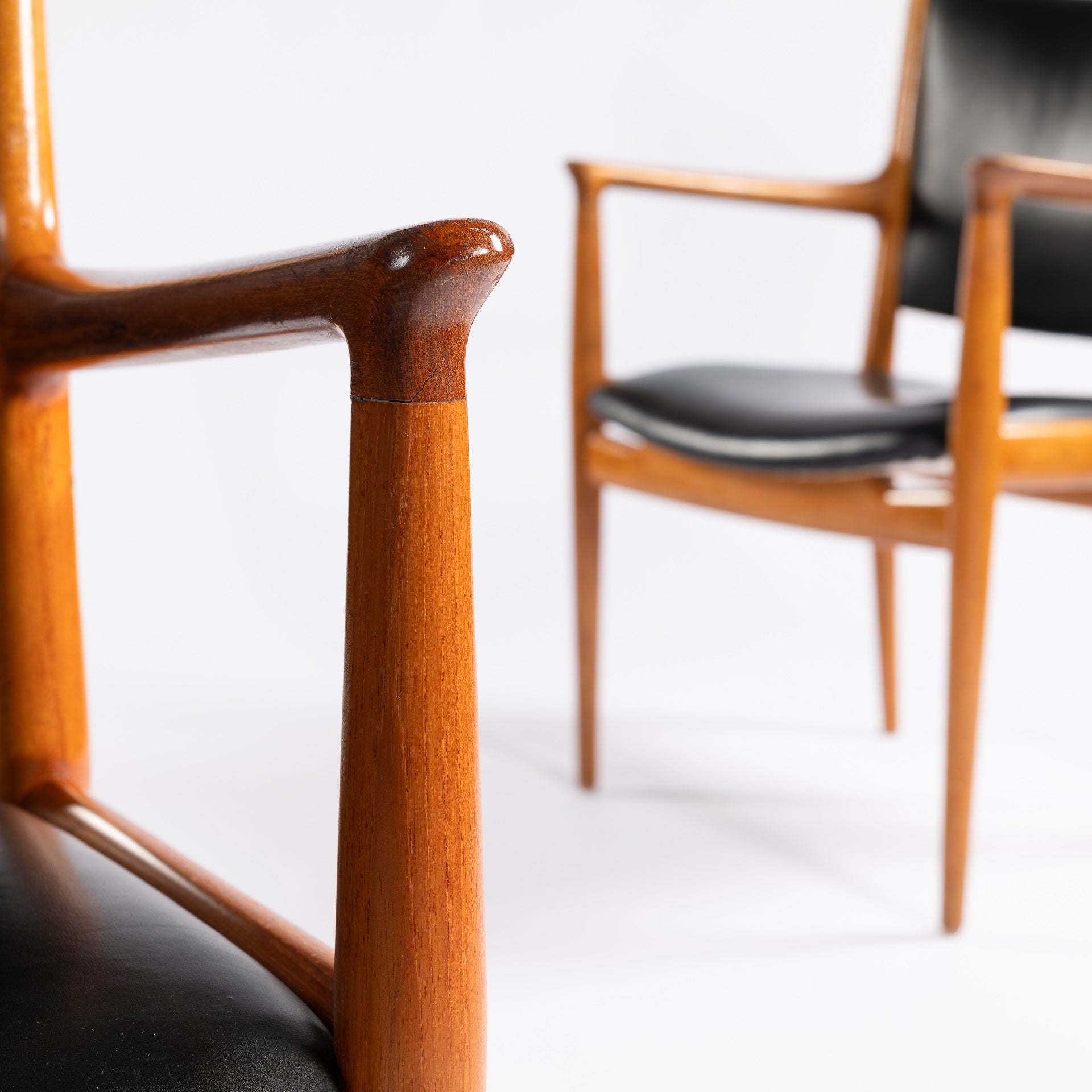 Set_of_2_Hans_J._Wegner_JH-513_Office_Armchairs_for_Johannes_Hansen,_1950s
