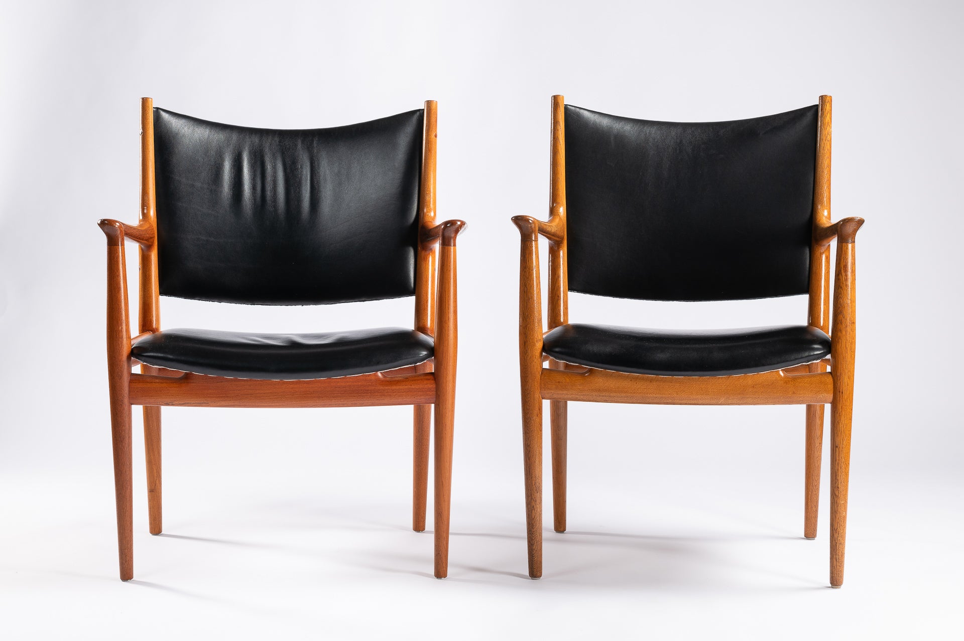 Set_of_2_Hans_J._Wegner_JH-513_Office_Armchairs_for_Johannes_Hansen,_1950s