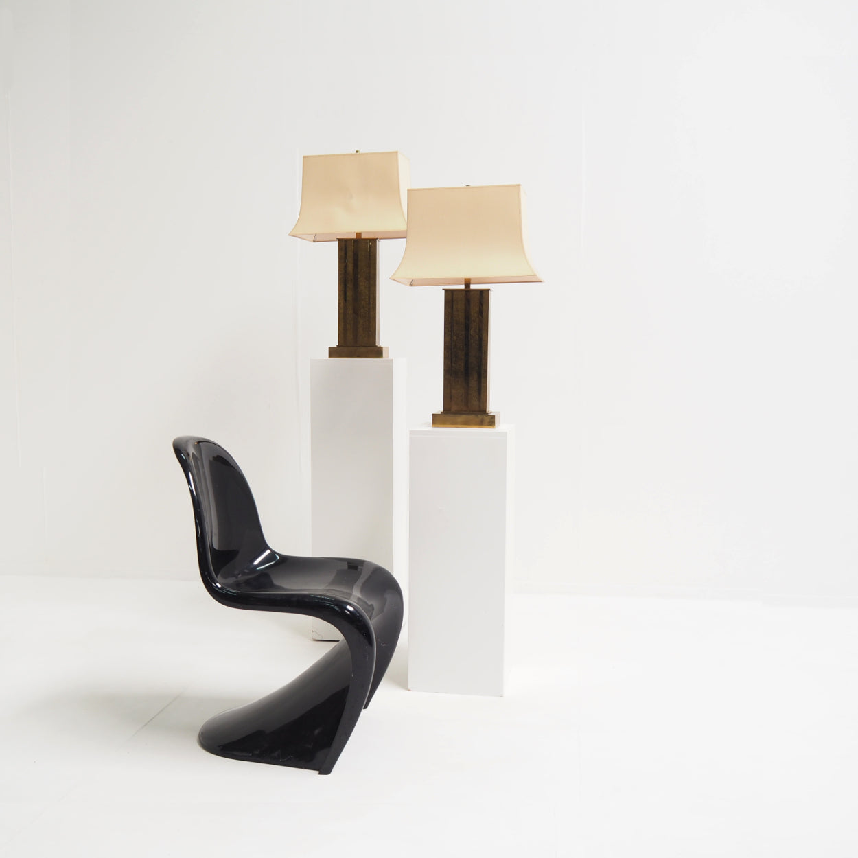 Set_of_2_Large_Willy_Daro_Table_Lamps_in_Brass_with_Canvas_Shades,_Belgium,_1970s