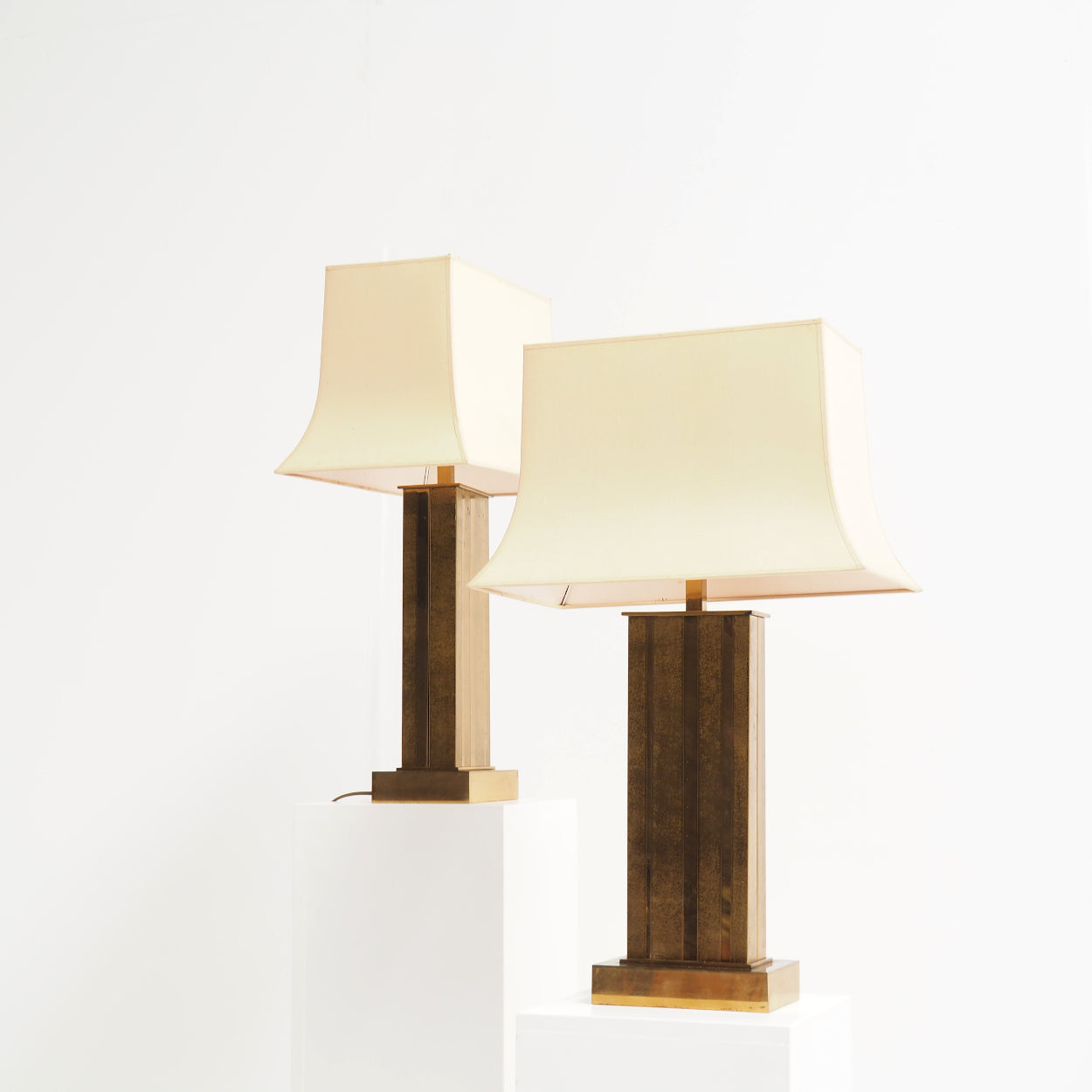 Set_of_2_Large_Willy_Daro_Table_Lamps_in_Brass_with_Canvas_Shades,_Belgium,_1970s
