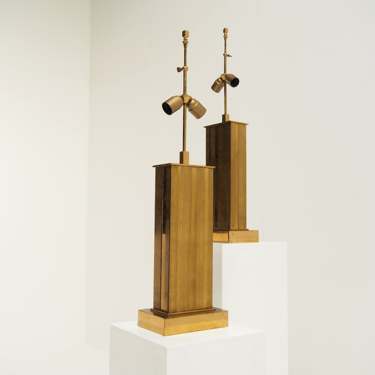 Set_of_2_Large_Willy_Daro_Table_Lamps_in_Brass_with_Canvas_Shades,_Belgium,_1970s