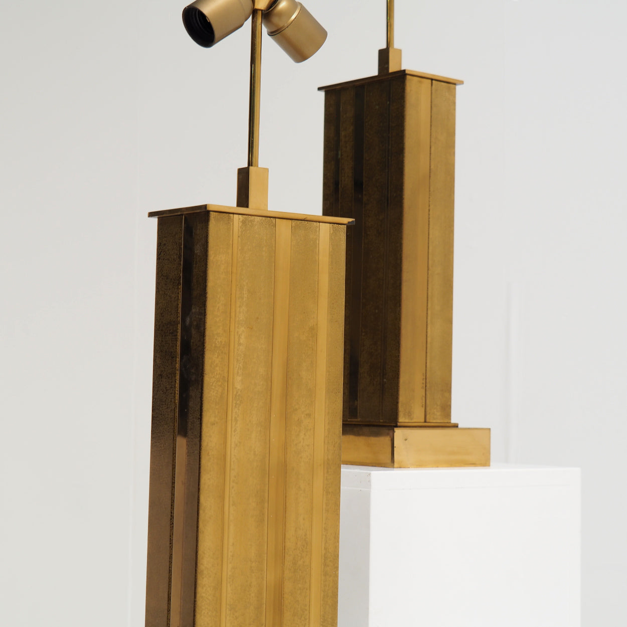Set_of_2_Large_Willy_Daro_Table_Lamps_in_Brass_with_Canvas_Shades,_Belgium,_1970s