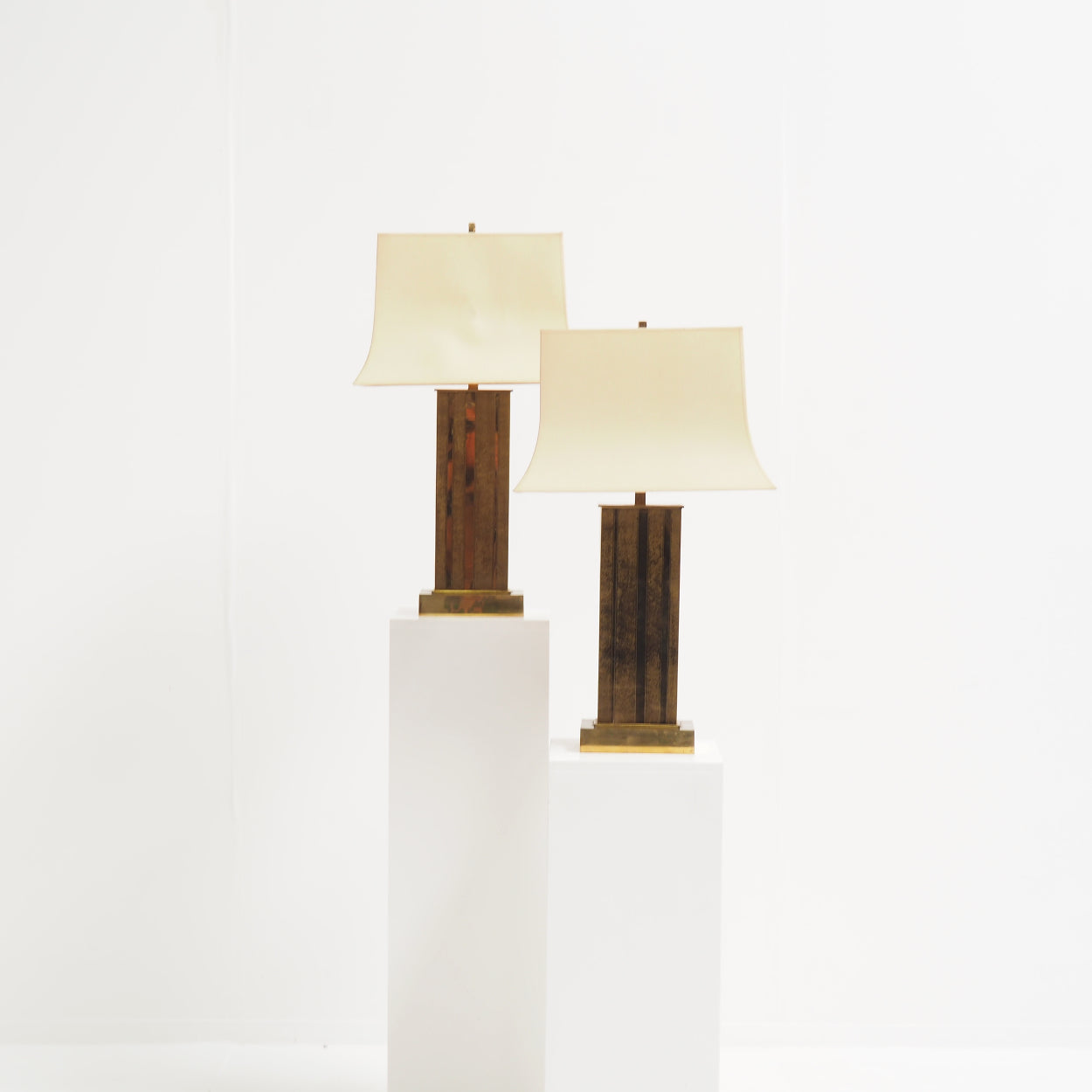 Set_of_2_Large_Willy_Daro_Table_Lamps_in_Brass_with_Canvas_Shades,_Belgium,_1970s