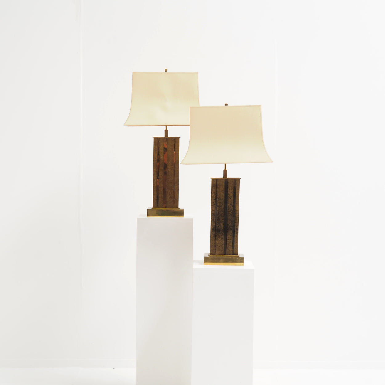 Set_of_2_Large_Willy_Daro_Table_Lamps_in_Brass_with_Canvas_Shades,_Belgium,_1970s