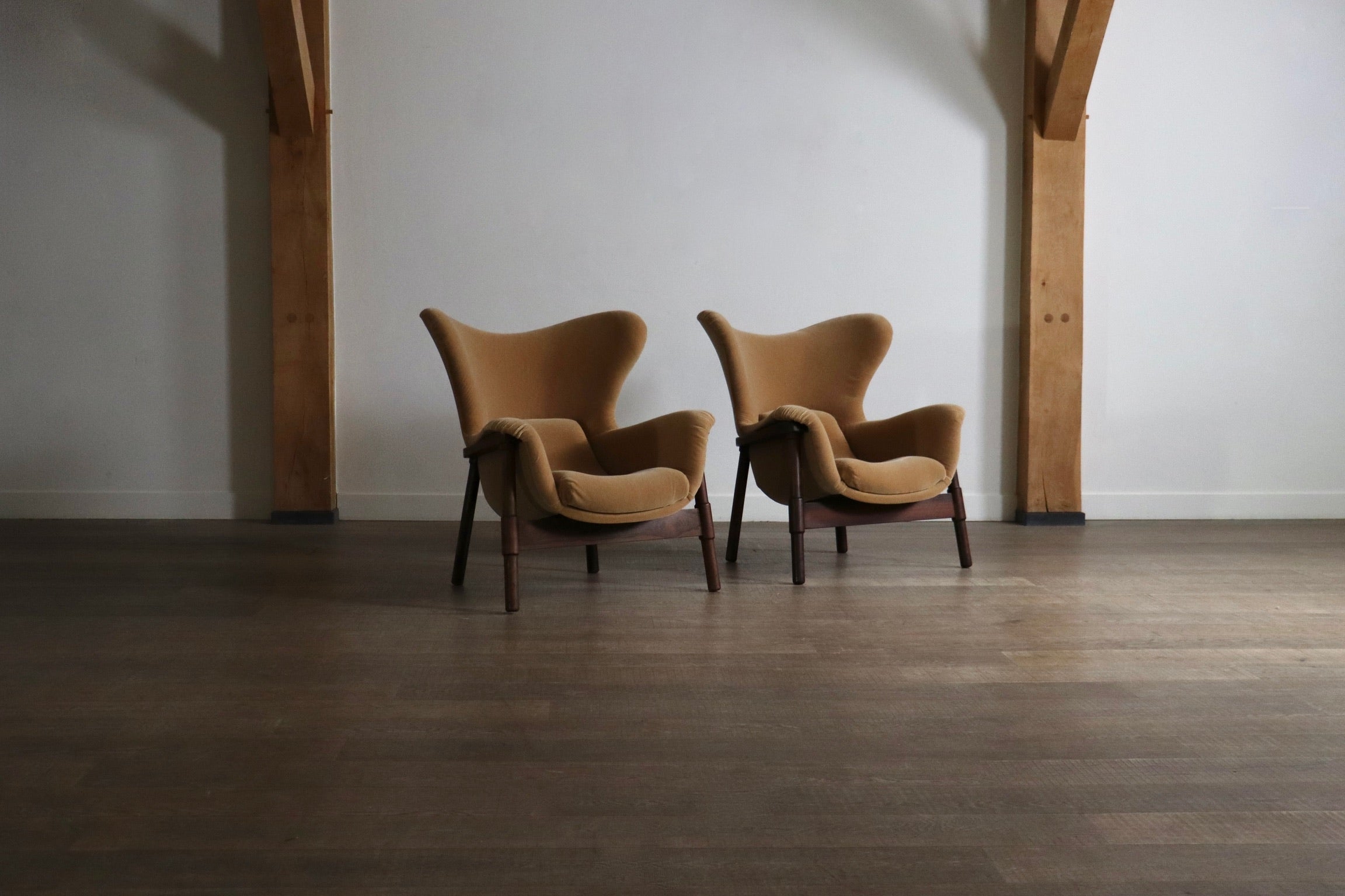 Set_of_2_Midcentury_Modern_Sculptural_Lounge_Chairs_In_Mohair_And_Wood,_Italy_1950s