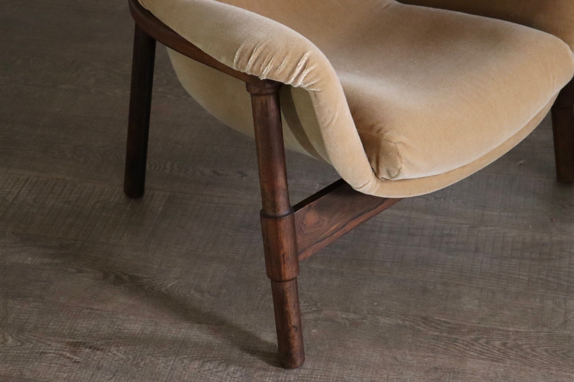 Set_of_2_Midcentury_Modern_Sculptural_Lounge_Chairs_In_Mohair_And_Wood,_Italy_1950s