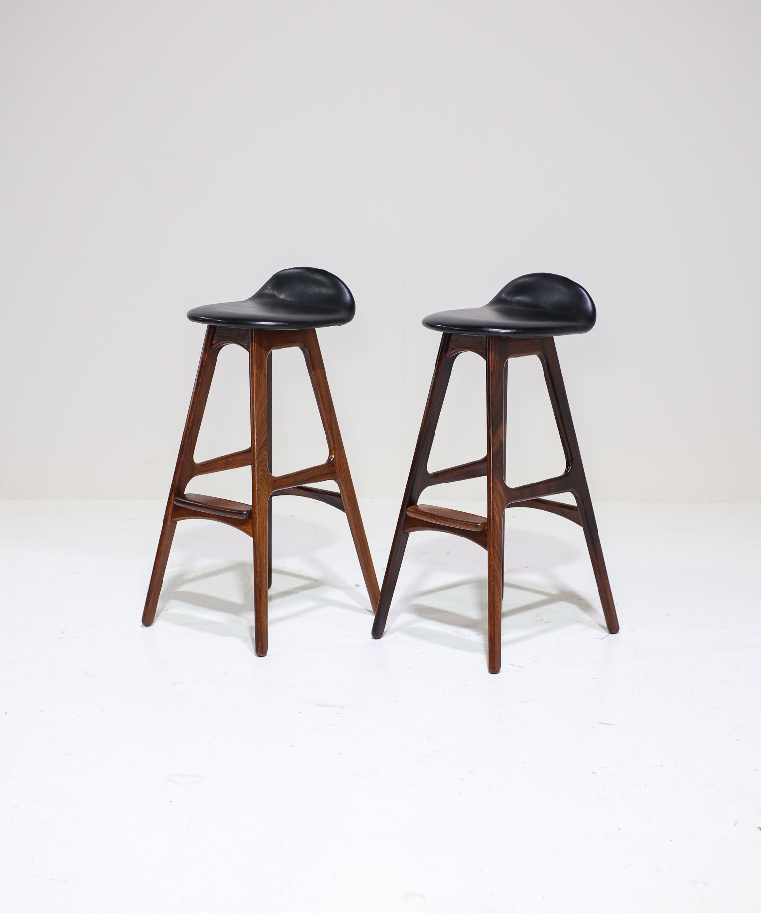 Set_of_2_OD-61_Bar_Stools_by_Erik_Buch_for_Oddense_Maskinsnedkeri,_Rosewood,_Denmark,_1960s