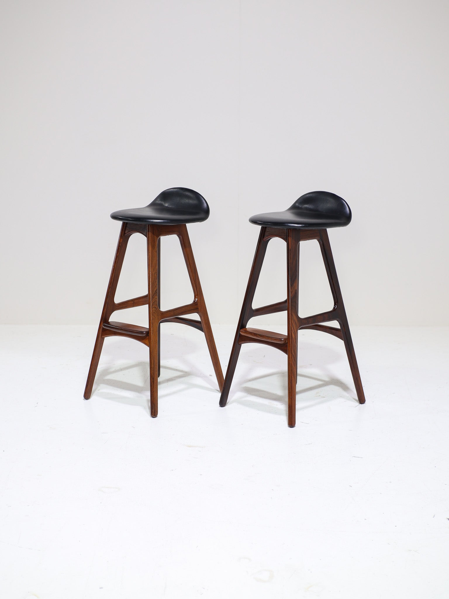 Set_of_2_OD-61_Bar_Stools_by_Erik_Buch_for_Oddense_Maskinsnedkeri,_Rosewood,_Denmark,_1960s