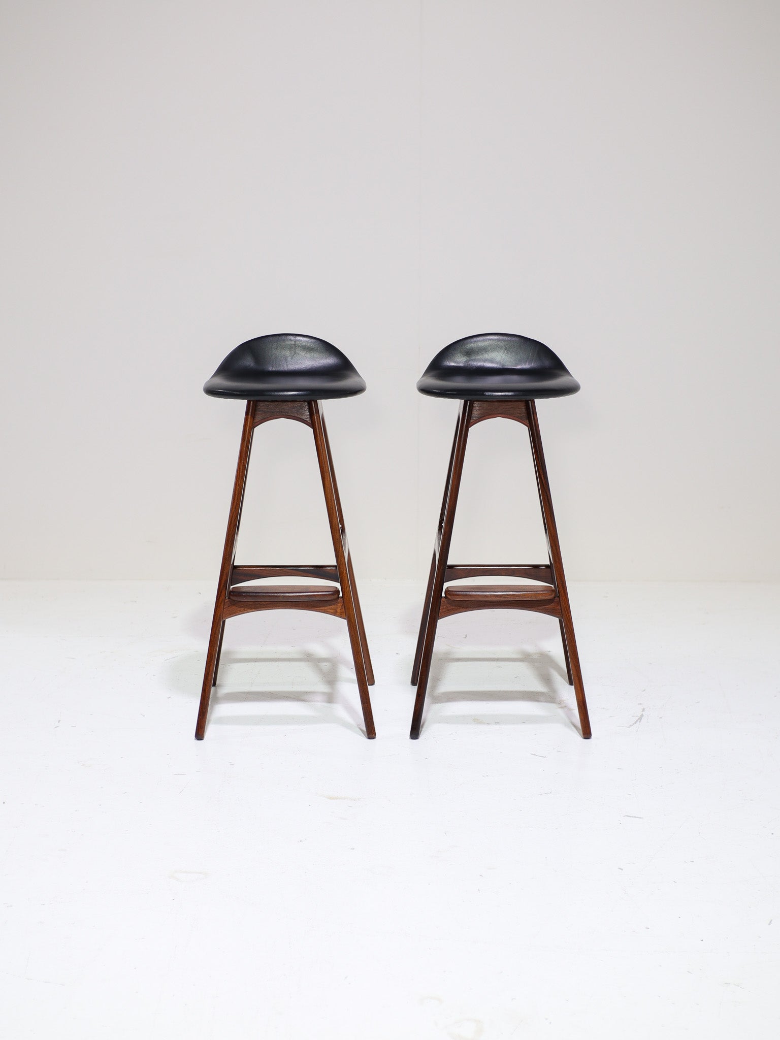 Set_of_2_OD-61_Bar_Stools_by_Erik_Buch_for_Oddense_Maskinsnedkeri,_Rosewood,_Denmark,_1960s