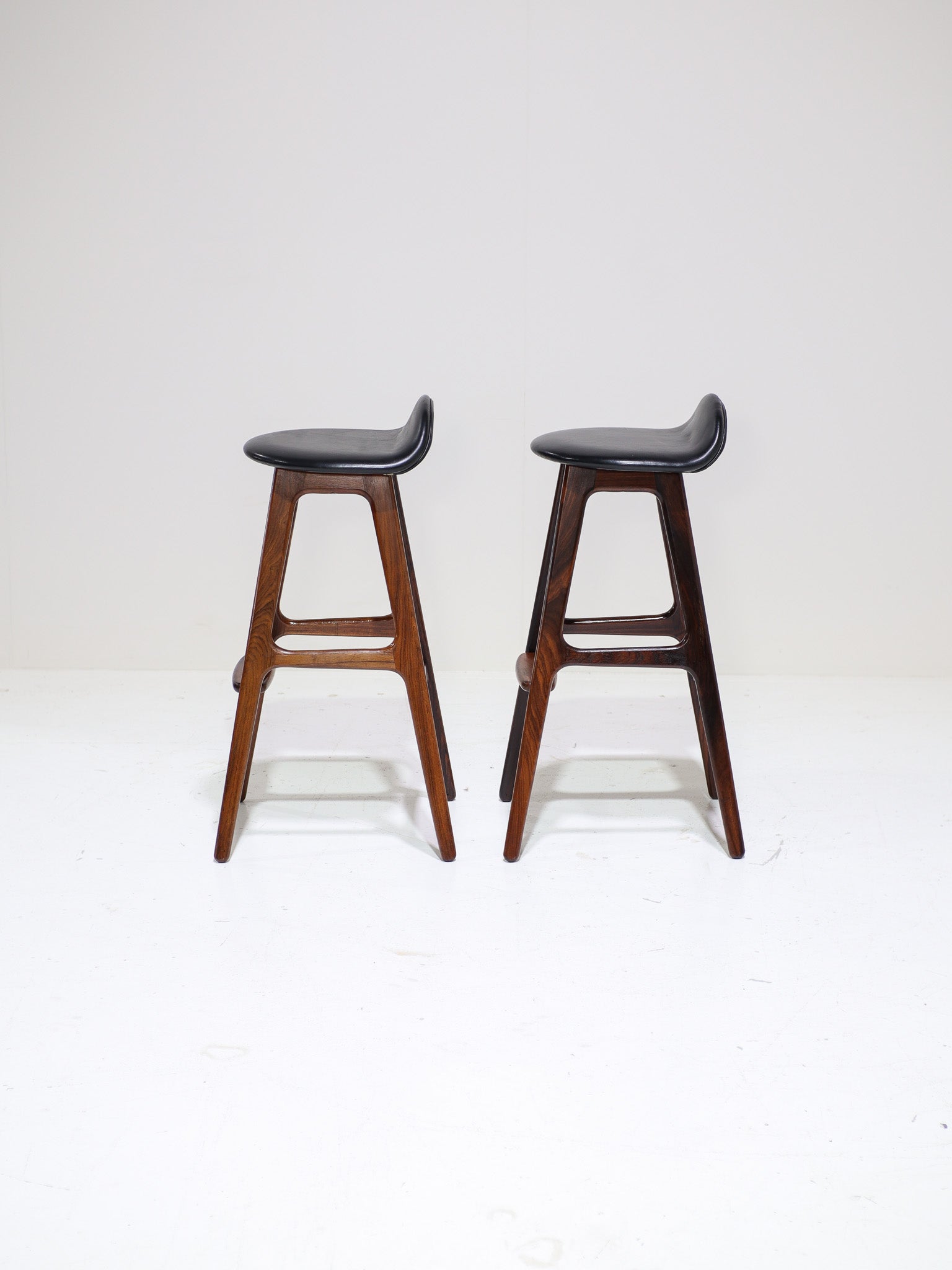 Set_of_2_OD-61_Bar_Stools_by_Erik_Buch_for_Oddense_Maskinsnedkeri,_Rosewood,_Denmark,_1960s