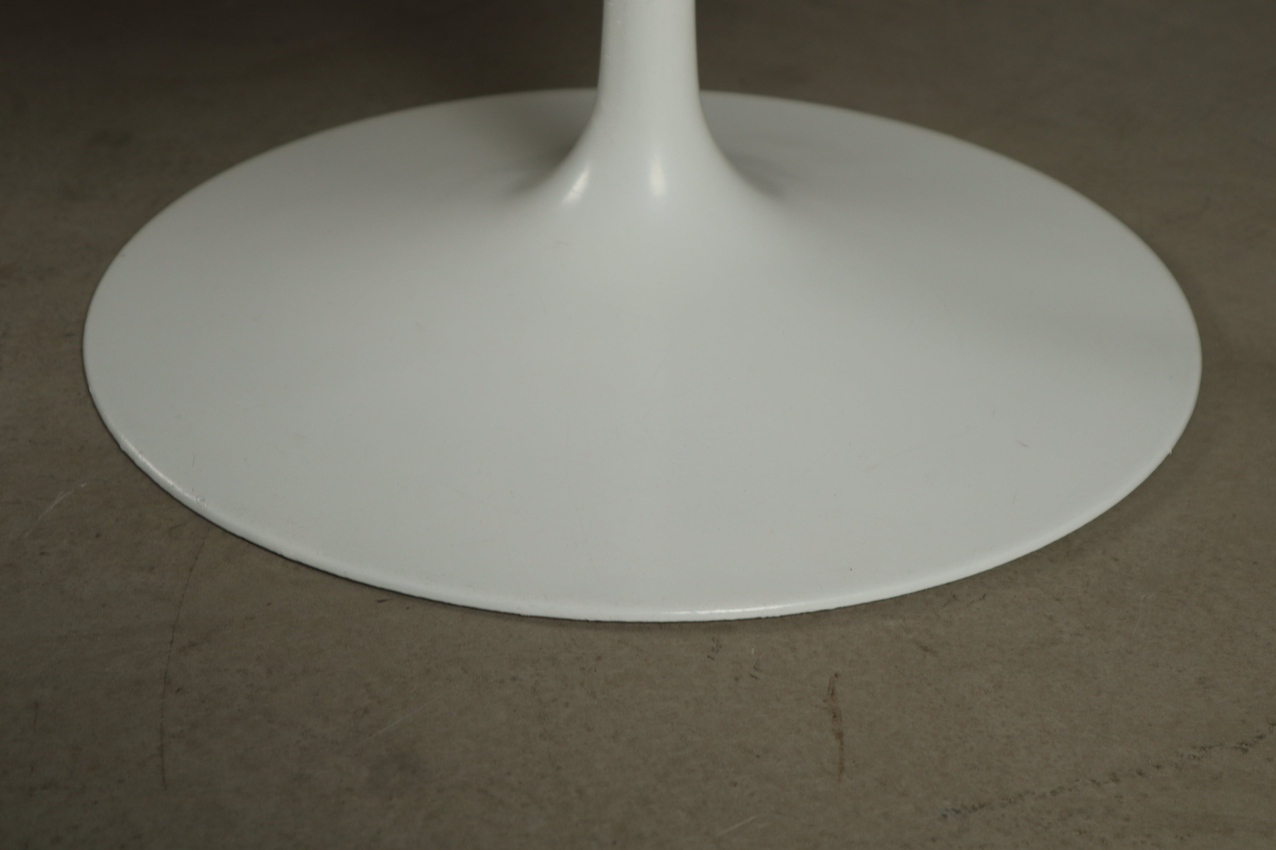 Set_of_2_original_Tulip_armchairs_by_Eero_Saarinen_for_Knoll_International,_1960s