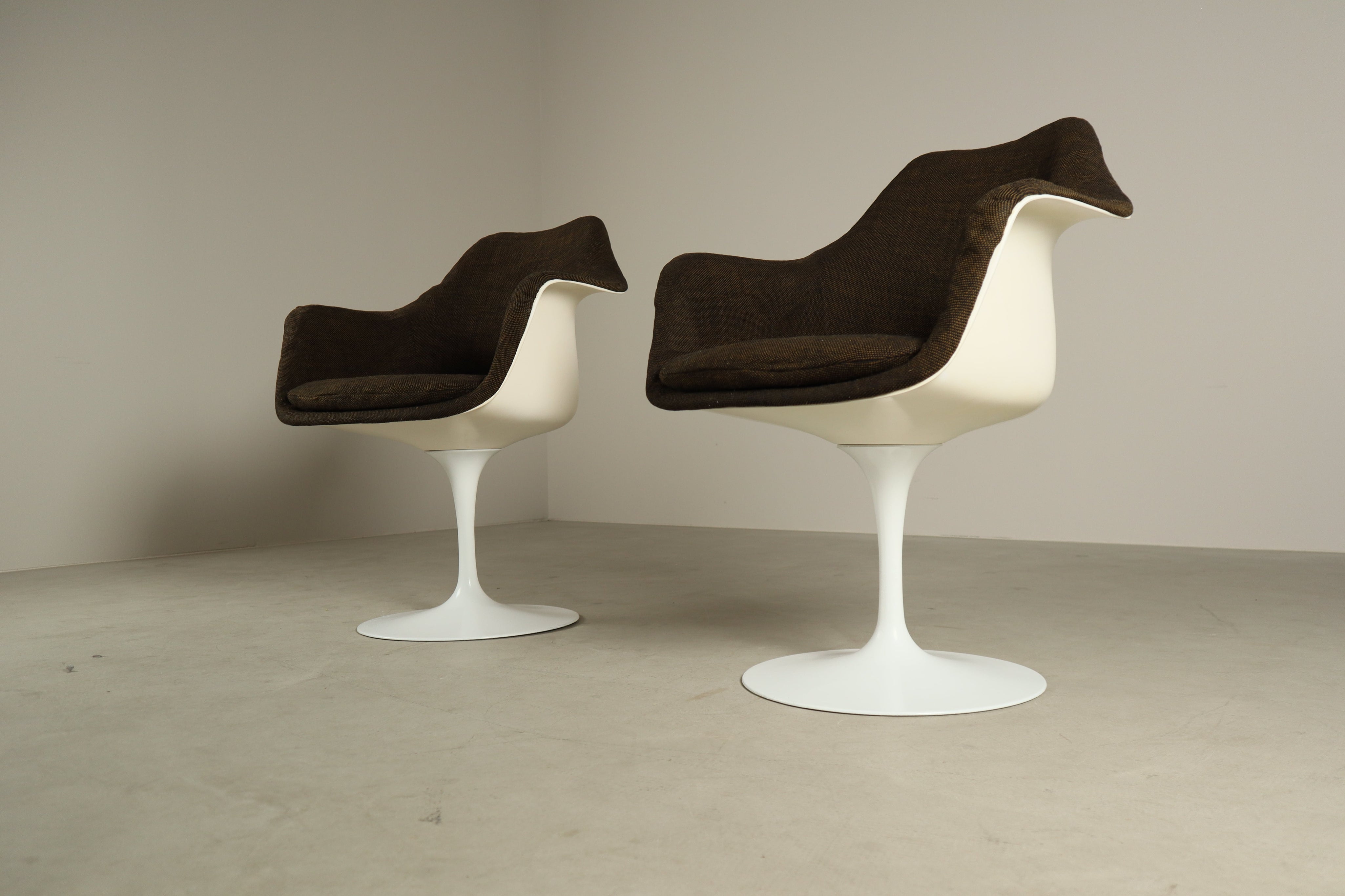 Set_of_2_original_Tulip_armchairs_by_Eero_Saarinen_for_Knoll_International,_1960s
