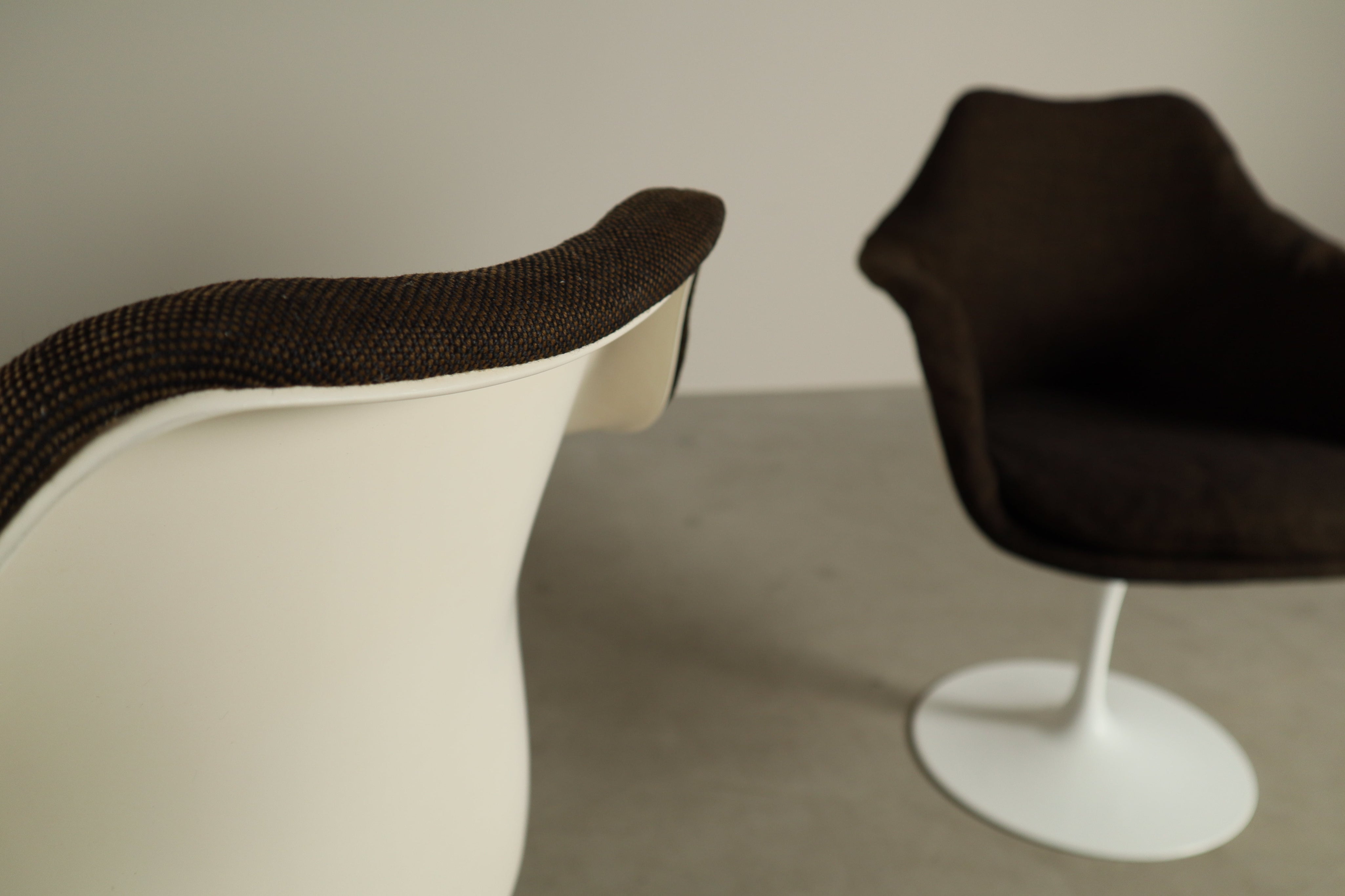 Set_of_2_original_Tulip_armchairs_by_Eero_Saarinen_for_Knoll_International,_1960s