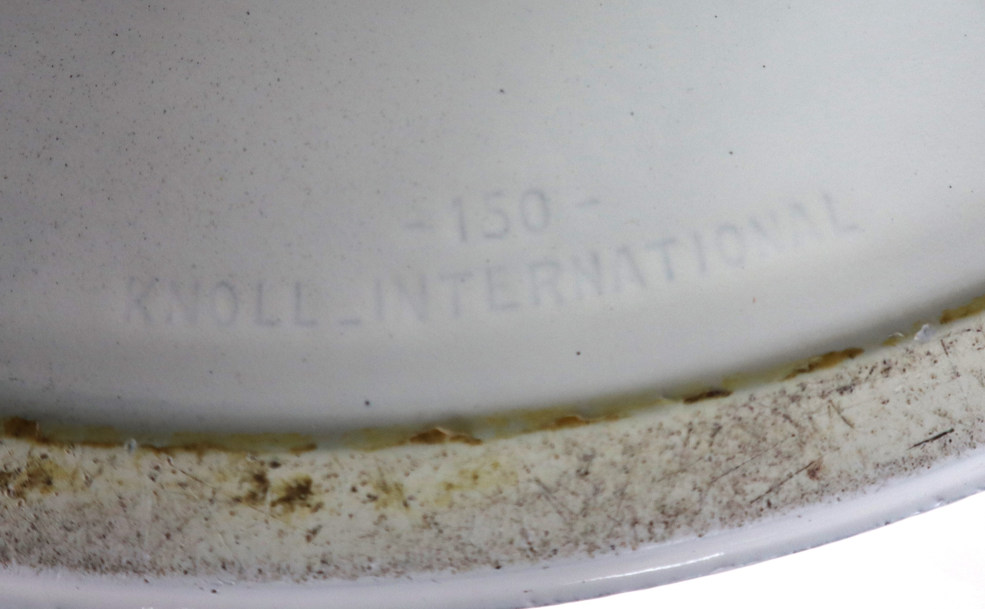 Set_of_2_original_Tulip_armchairs_by_Eero_Saarinen_for_Knoll_International,_1960s