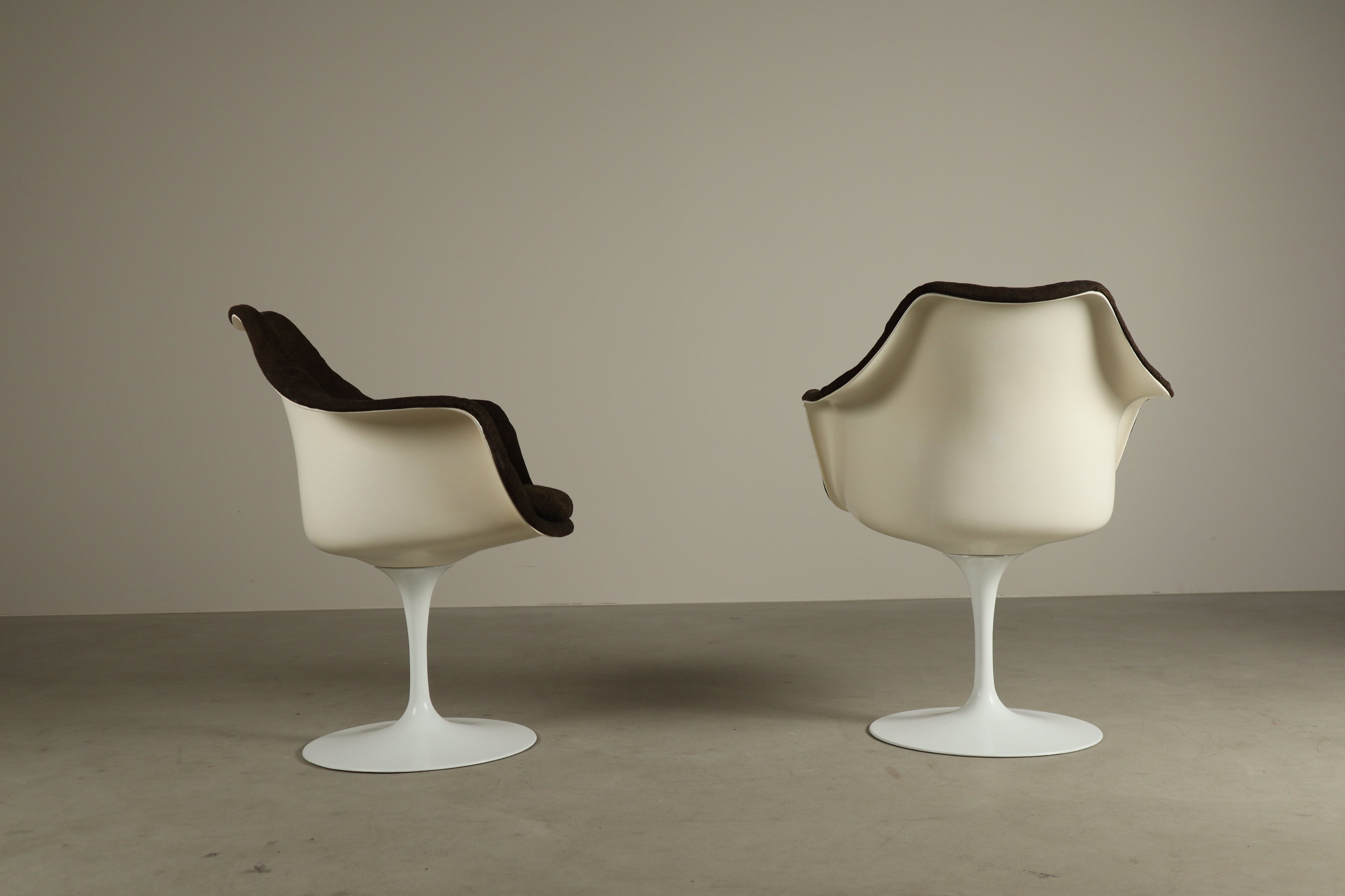 Set_of_2_original_Tulip_armchairs_by_Eero_Saarinen_for_Knoll_International,_1960s