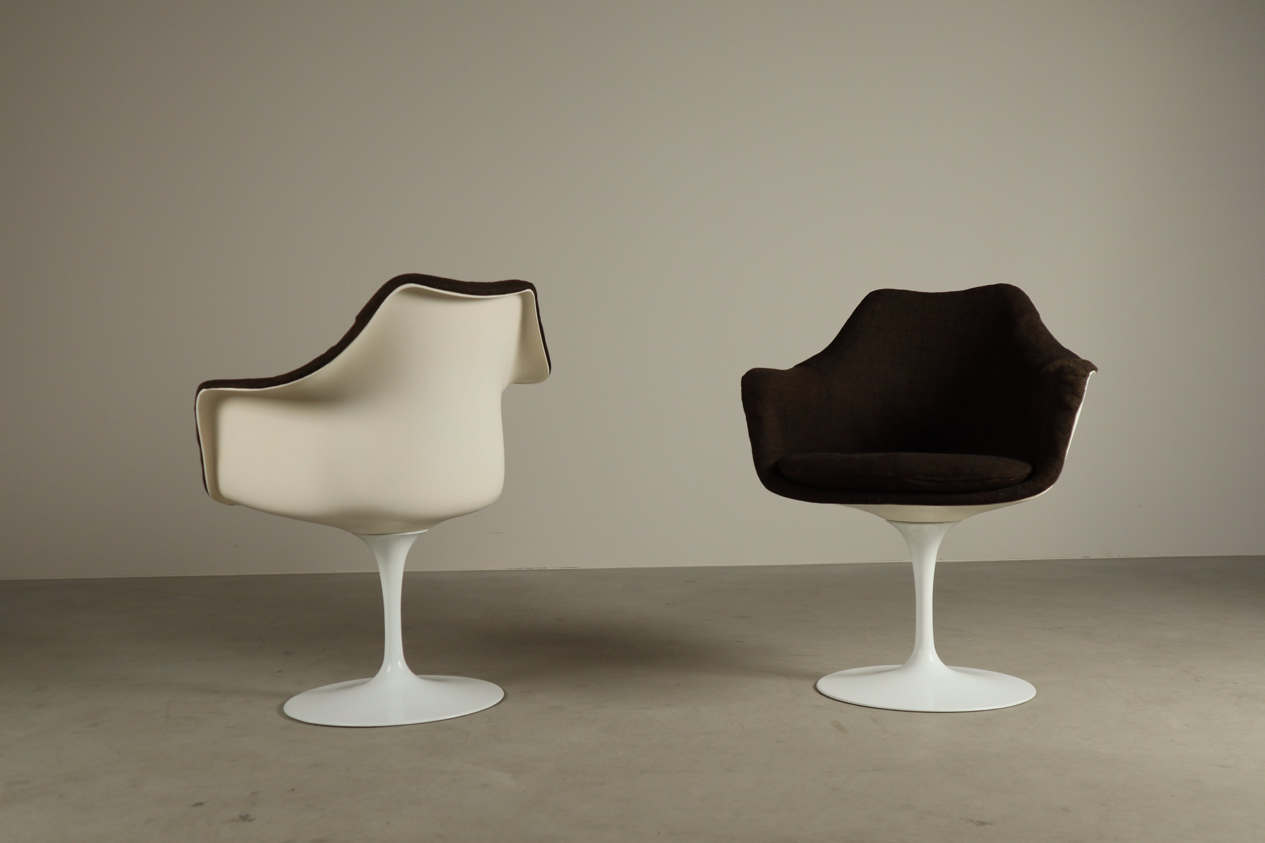 Set_of_2_original_Tulip_armchairs_by_Eero_Saarinen_for_Knoll_International,_1960s