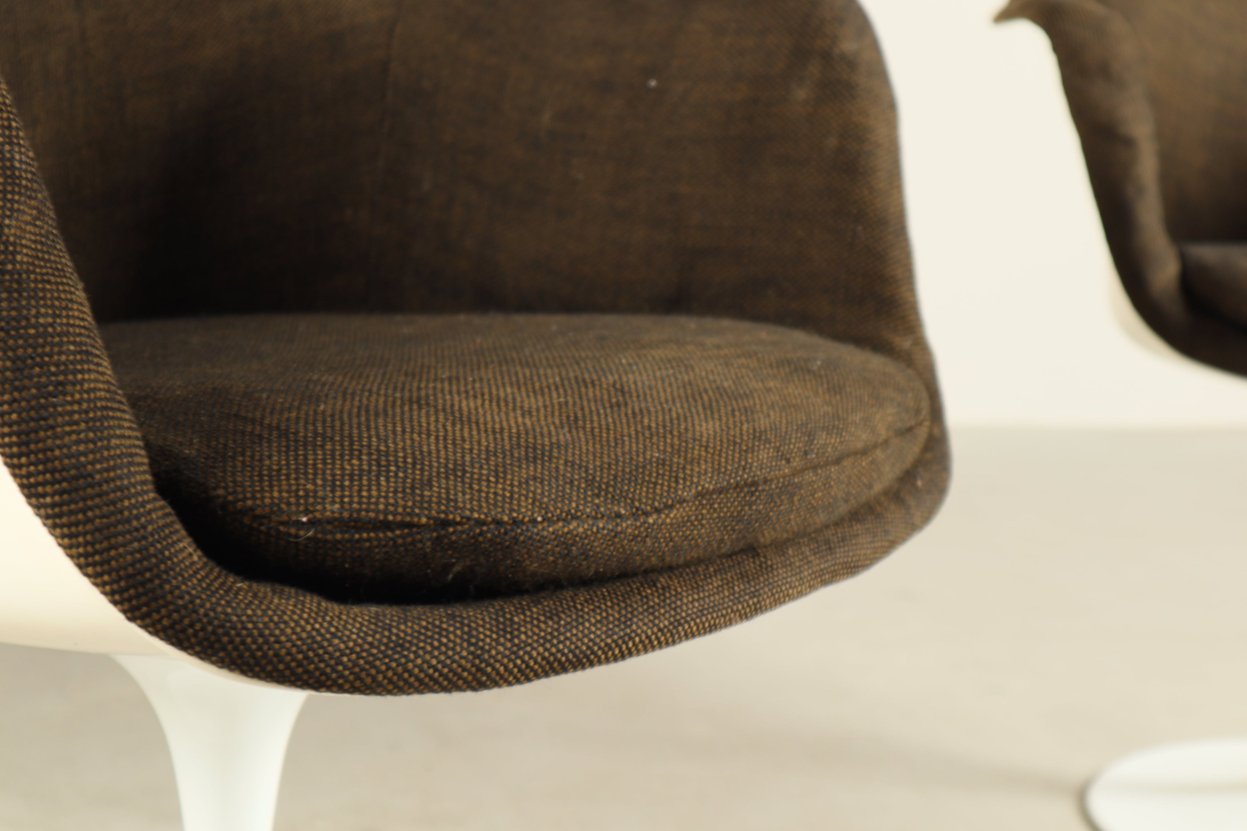 Set_of_2_original_Tulip_armchairs_by_Eero_Saarinen_for_Knoll_International,_1960s