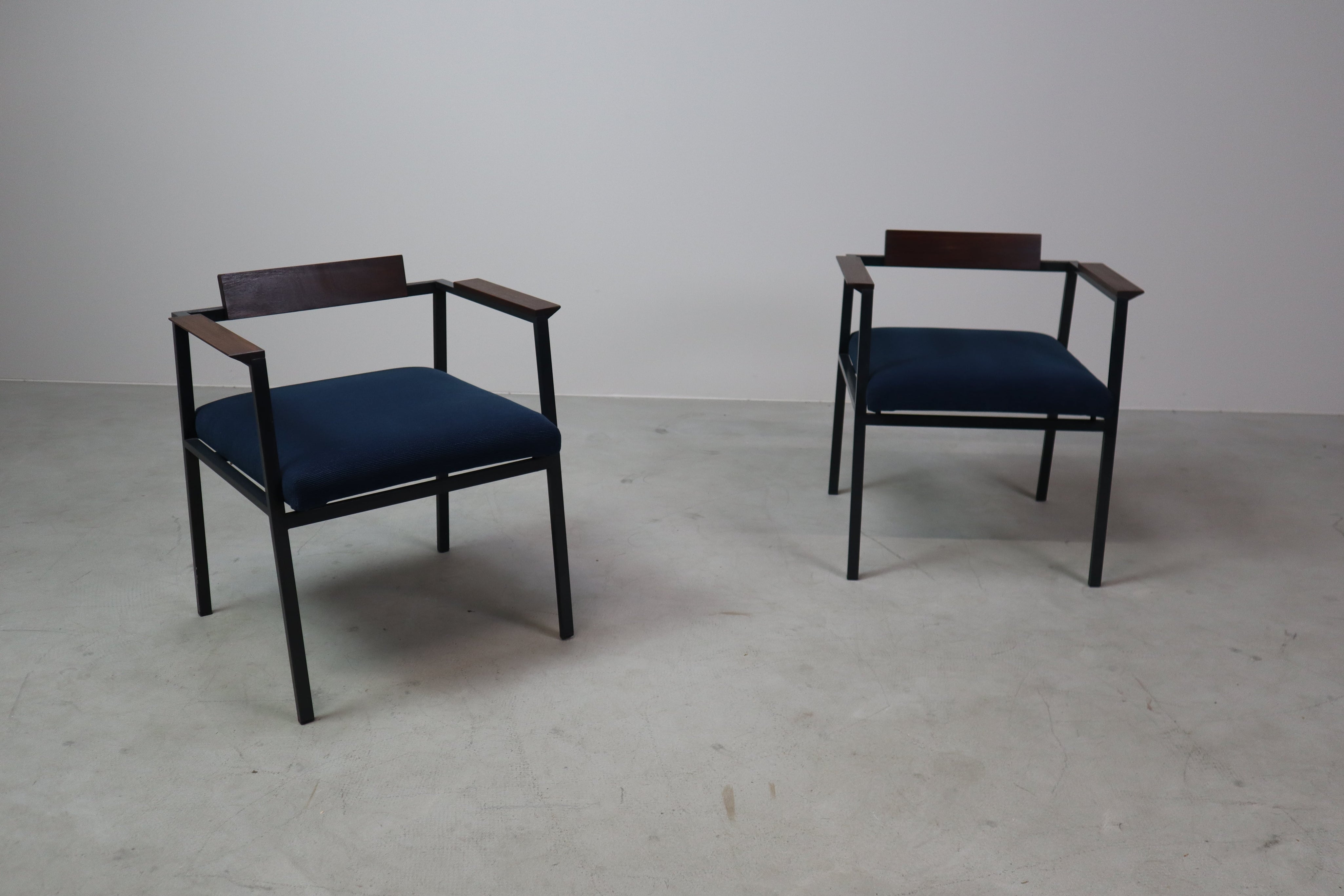 Pair_of_Postmodern_armchairs_in_steel_and_mahogany,_1970s