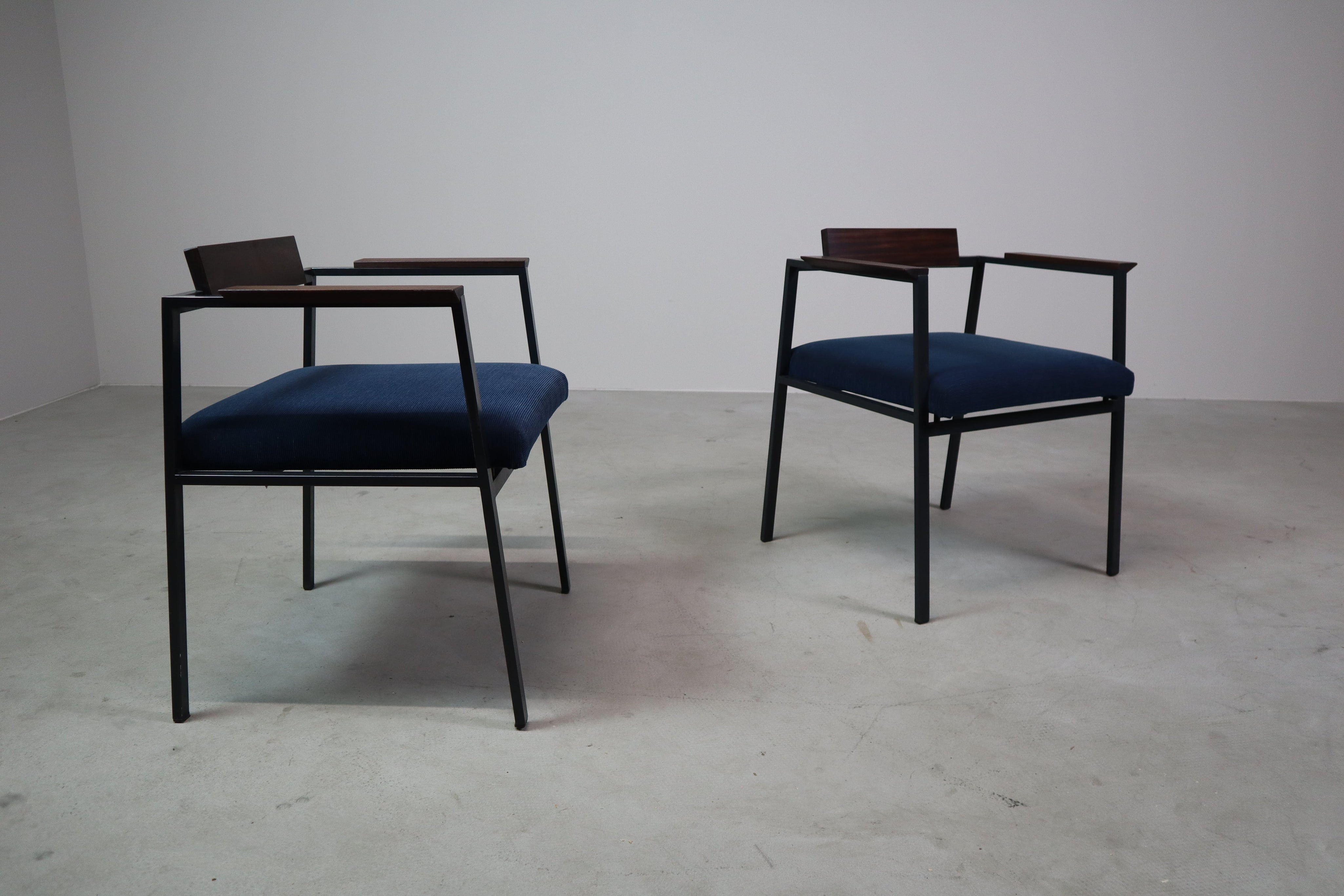 Set_of_2_Postmodern_armchairs_in_steel_and_mahogany,_1970s