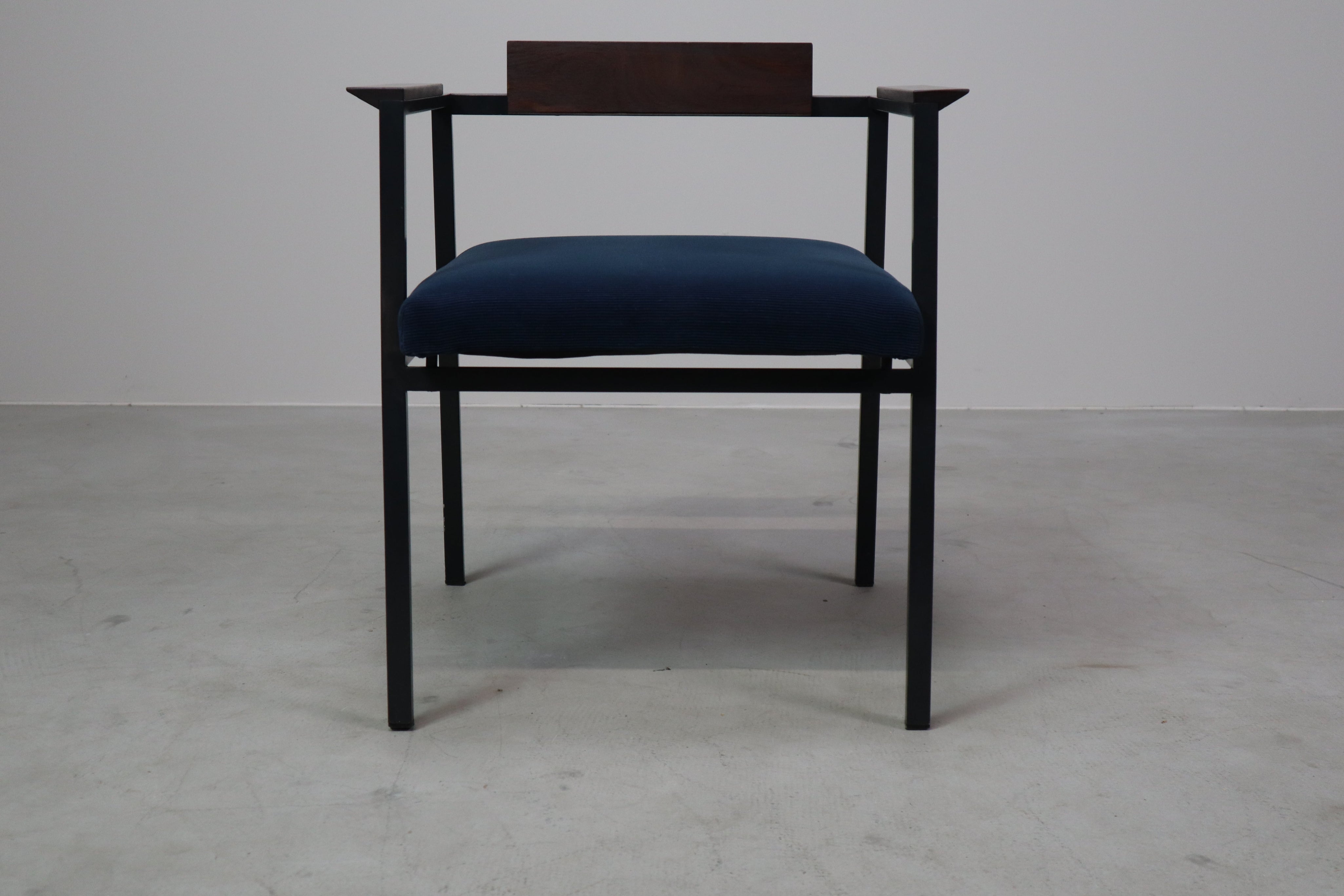 Set_of_2_Postmodern_armchairs_in_steel_and_mahogany,_1970s