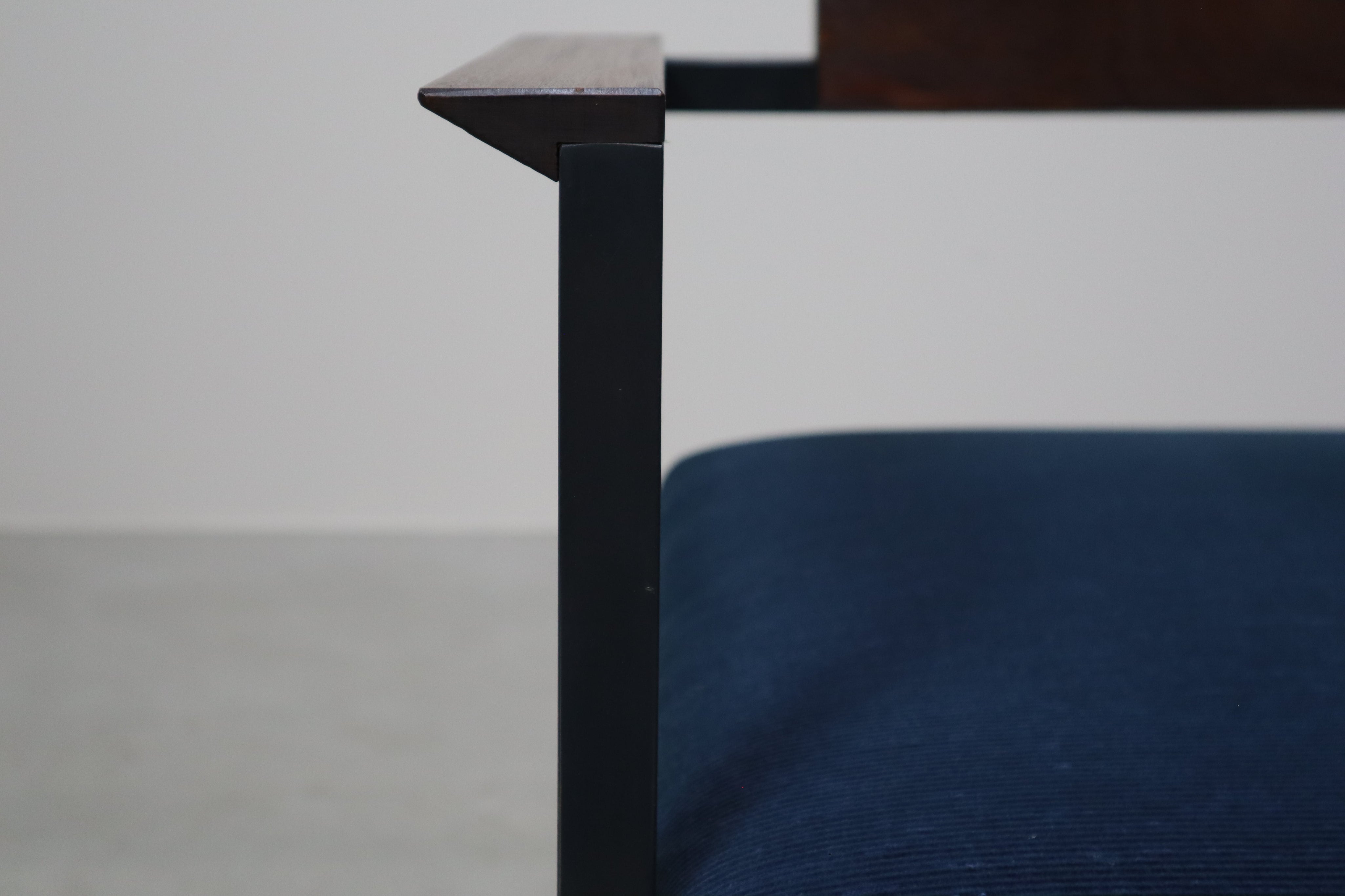 Set_of_2_Postmodern_armchairs_in_steel_and_mahogany,_1970s