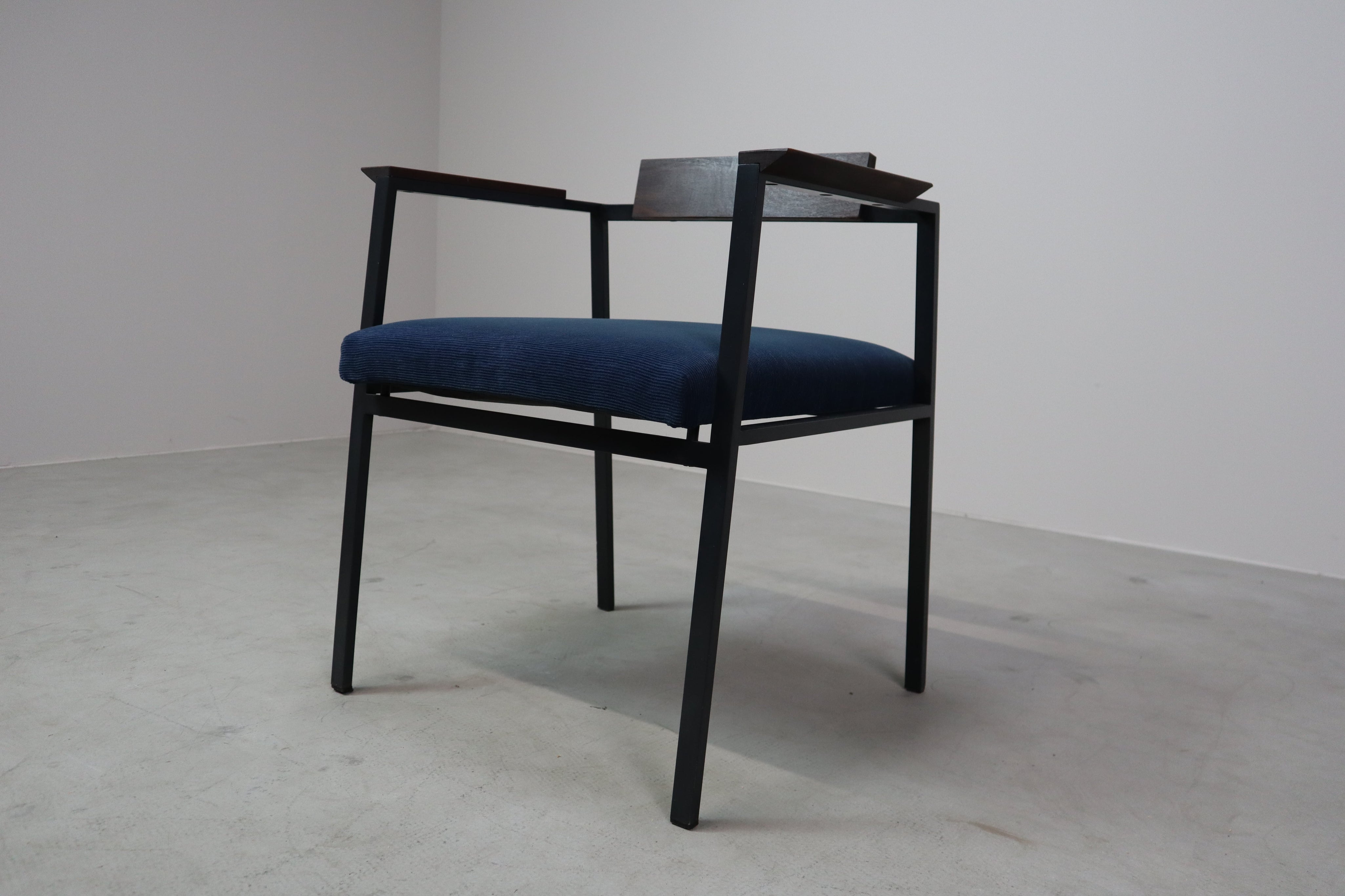 Set_of_2_Postmodern_armchairs_in_steel_and_mahogany,_1970s