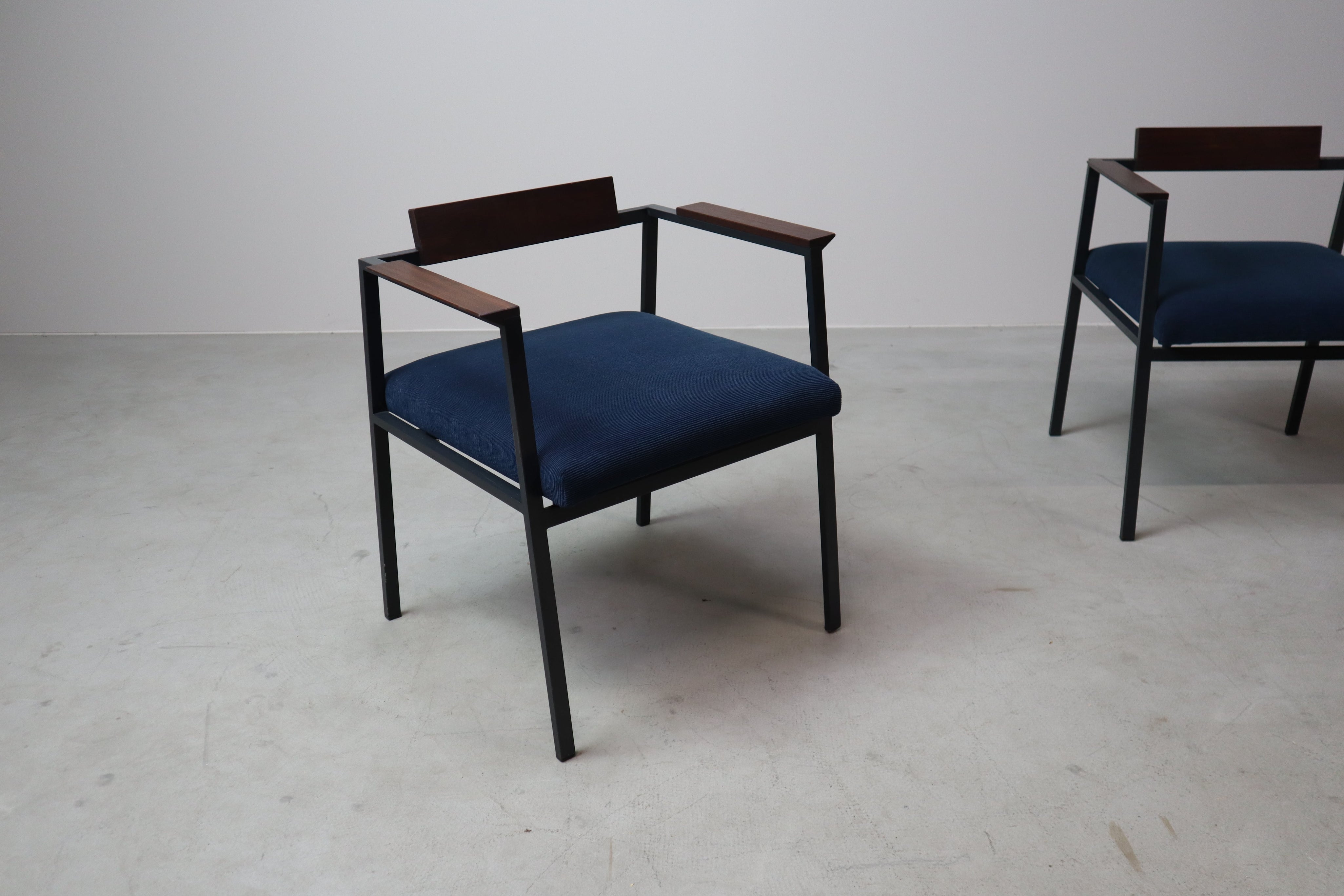 Set_of_2_Postmodern_armchairs_in_steel_and_mahogany,_1970s