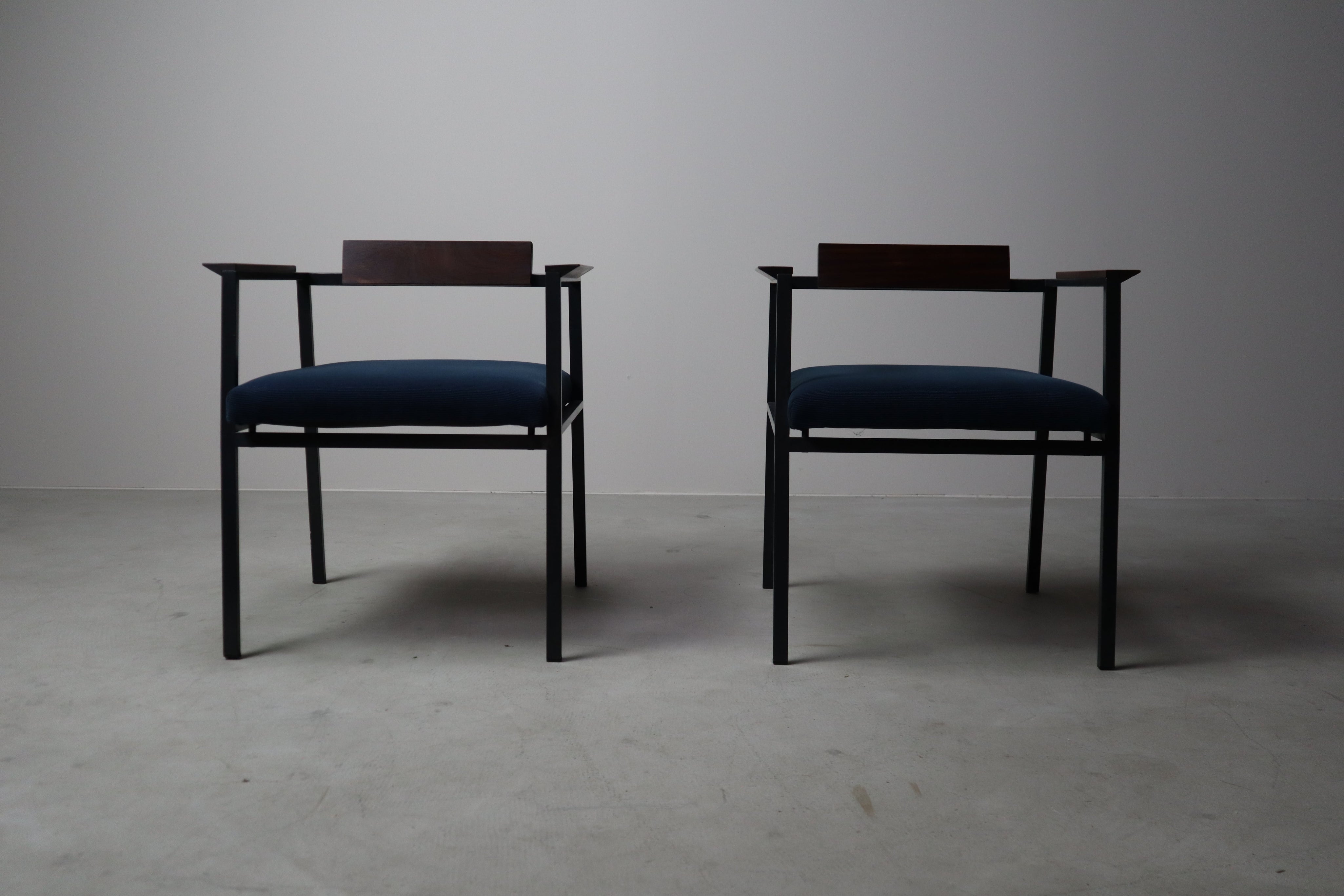 Set_of_2_Postmodern_armchairs_in_steel_and_mahogany,_1970s
