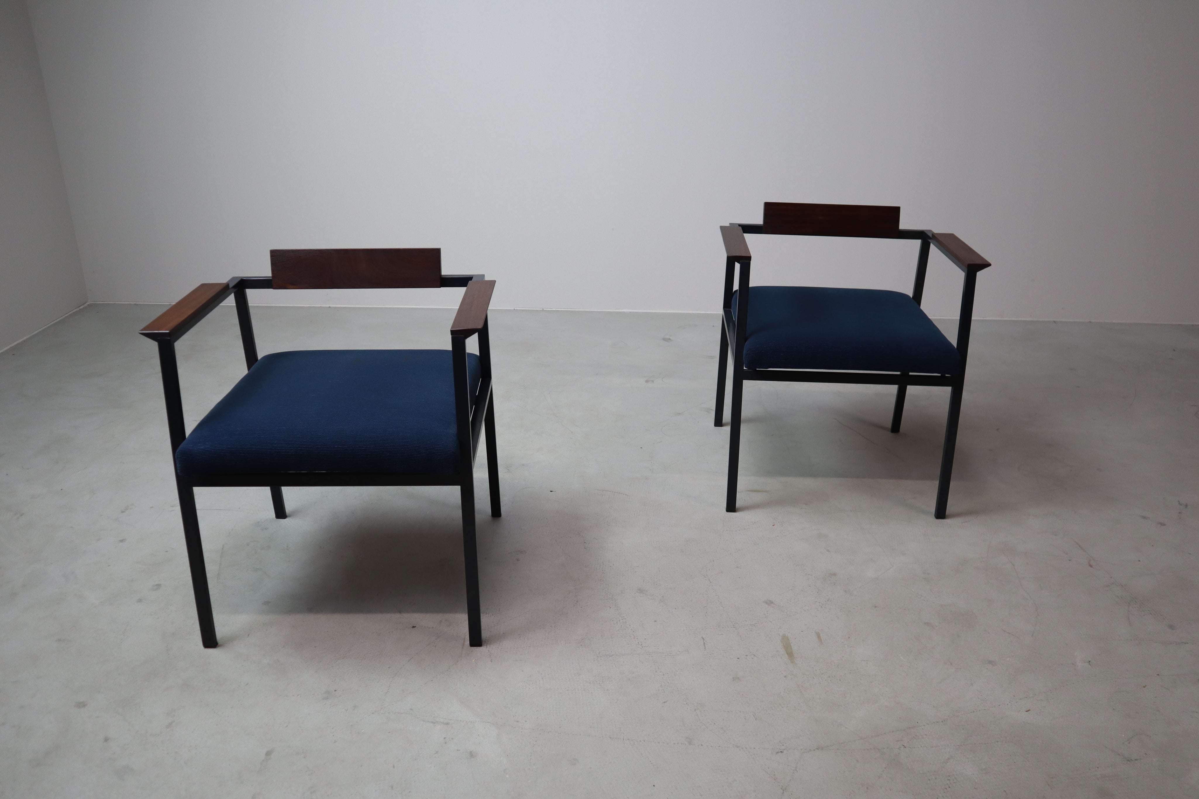 Set_of_2_Postmodern_armchairs_in_steel_and_mahogany,_1970s