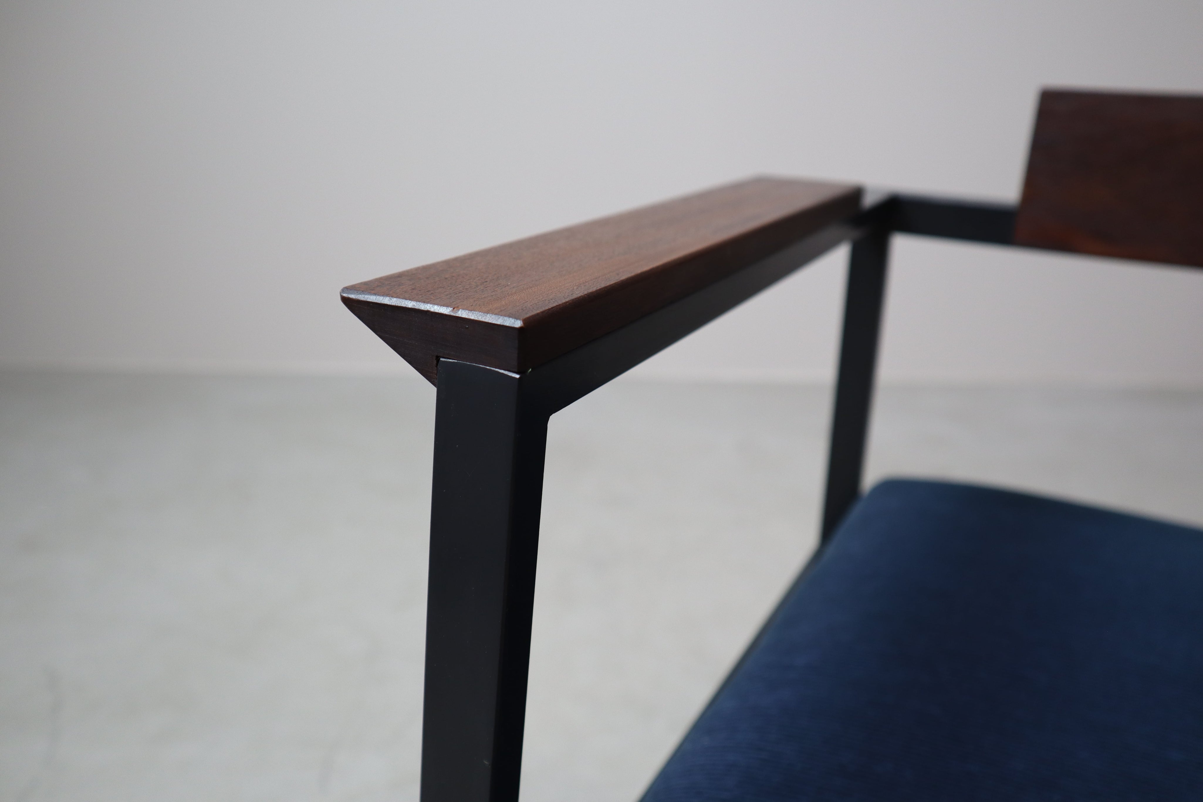 Set_of_2_Postmodern_armchairs_in_steel_and_mahogany,_1970s