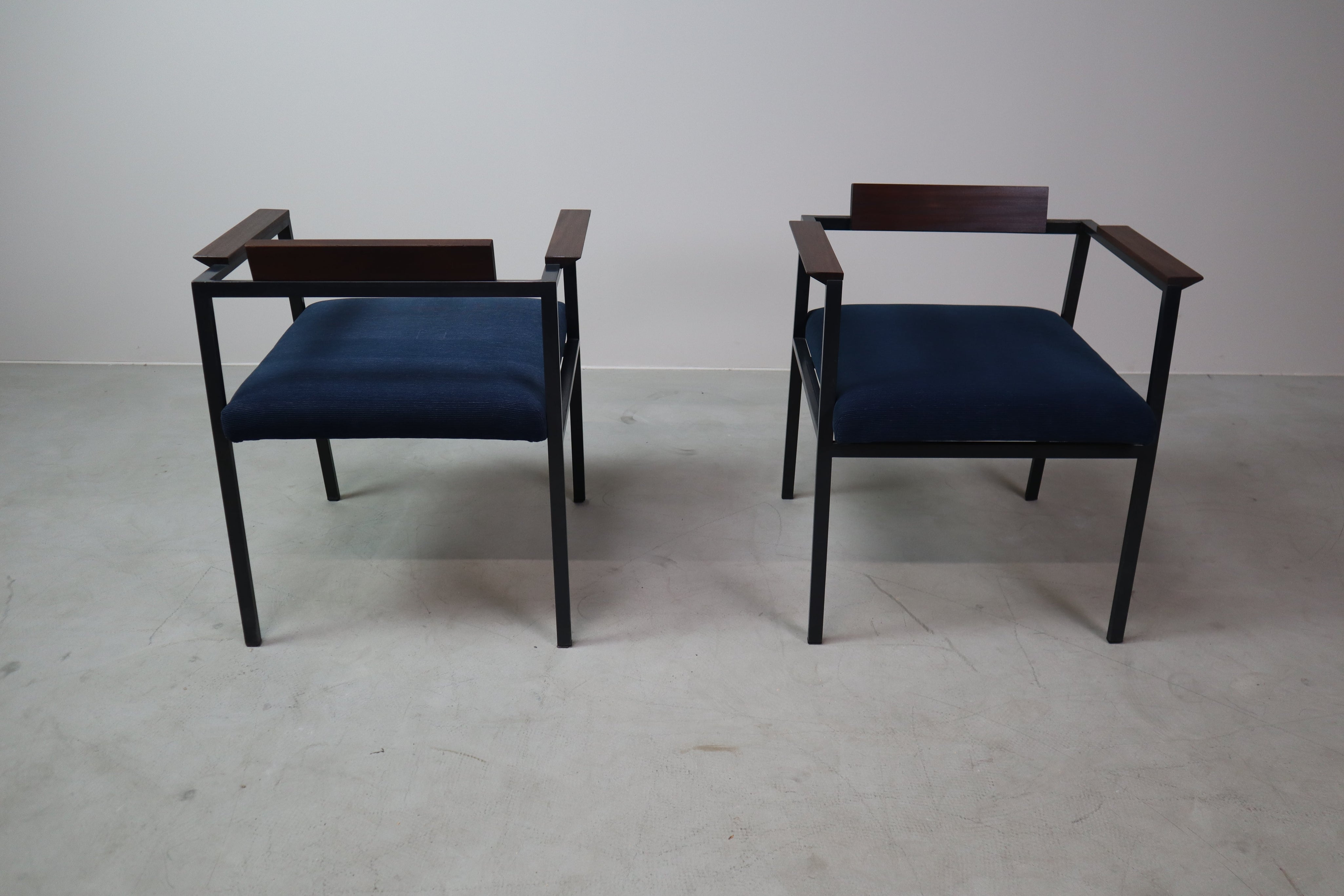 Set_of_2_Postmodern_armchairs_in_steel_and_mahogany,_1970s