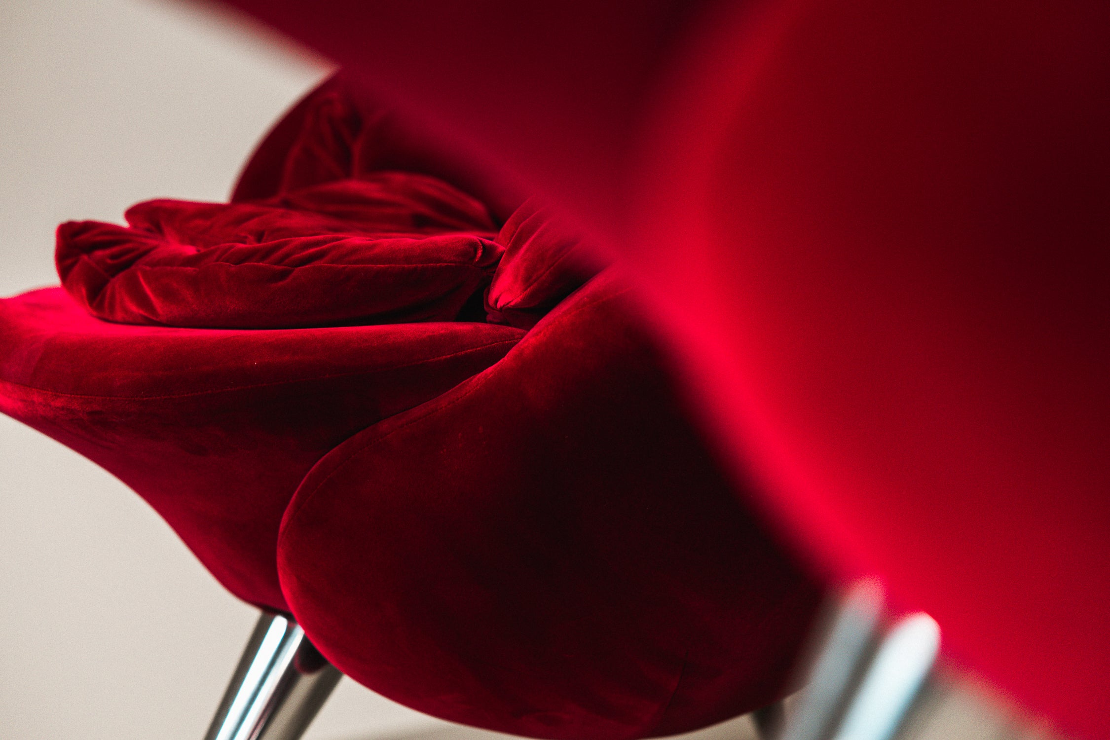 Set_of_2_Rose_Lounge_Chairs_by_Masanori_Umeda_for_Edra_in_Red_Velvet,_Italy_1990